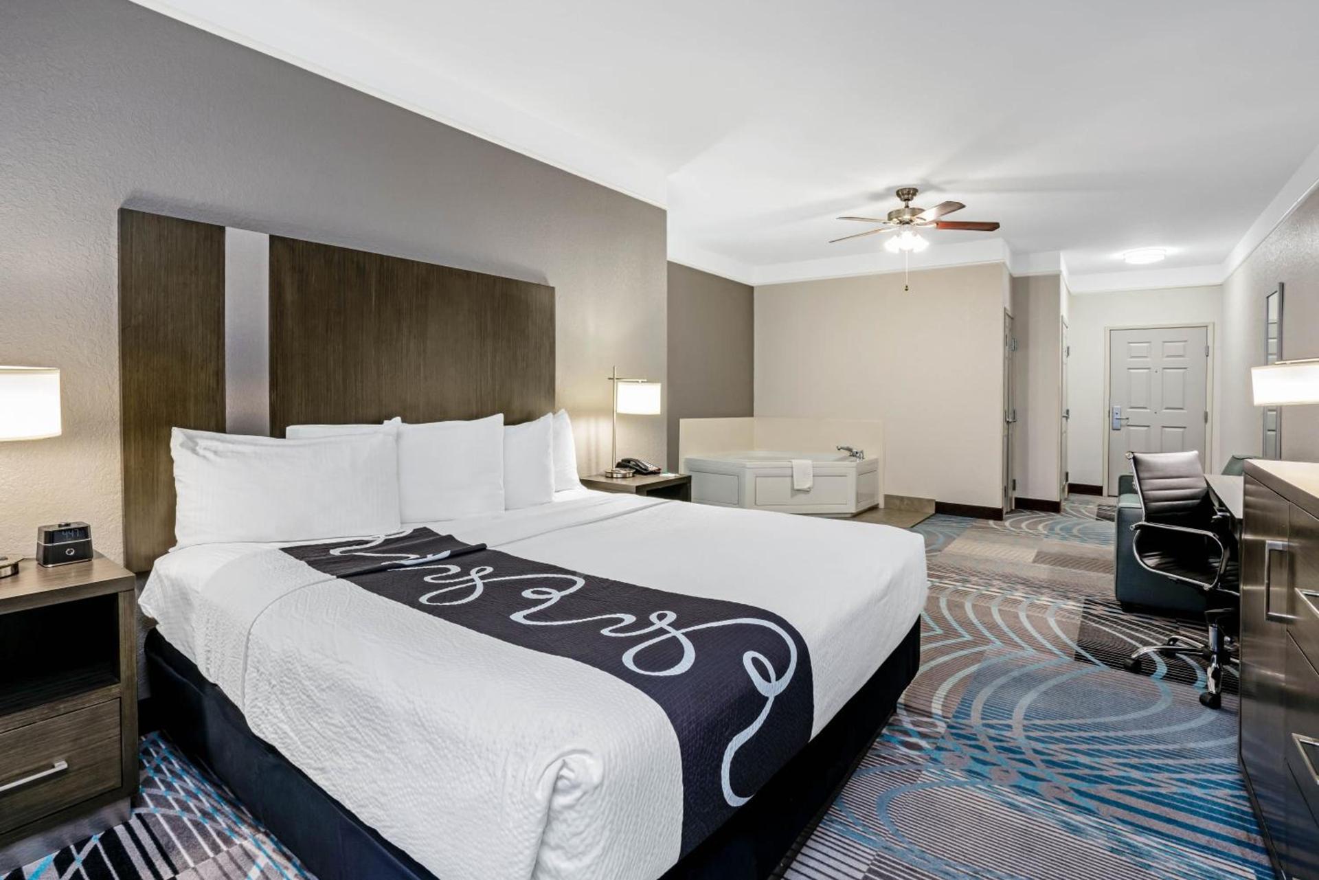 La Quinta by Wyndham Conroe photo 2
