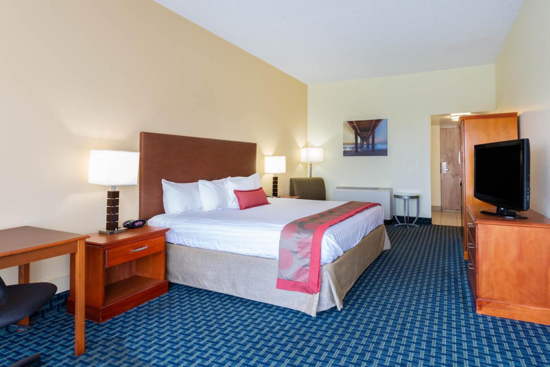 Ramada Plaza by Wyndham Virginia Beach Oceanfront photo 7