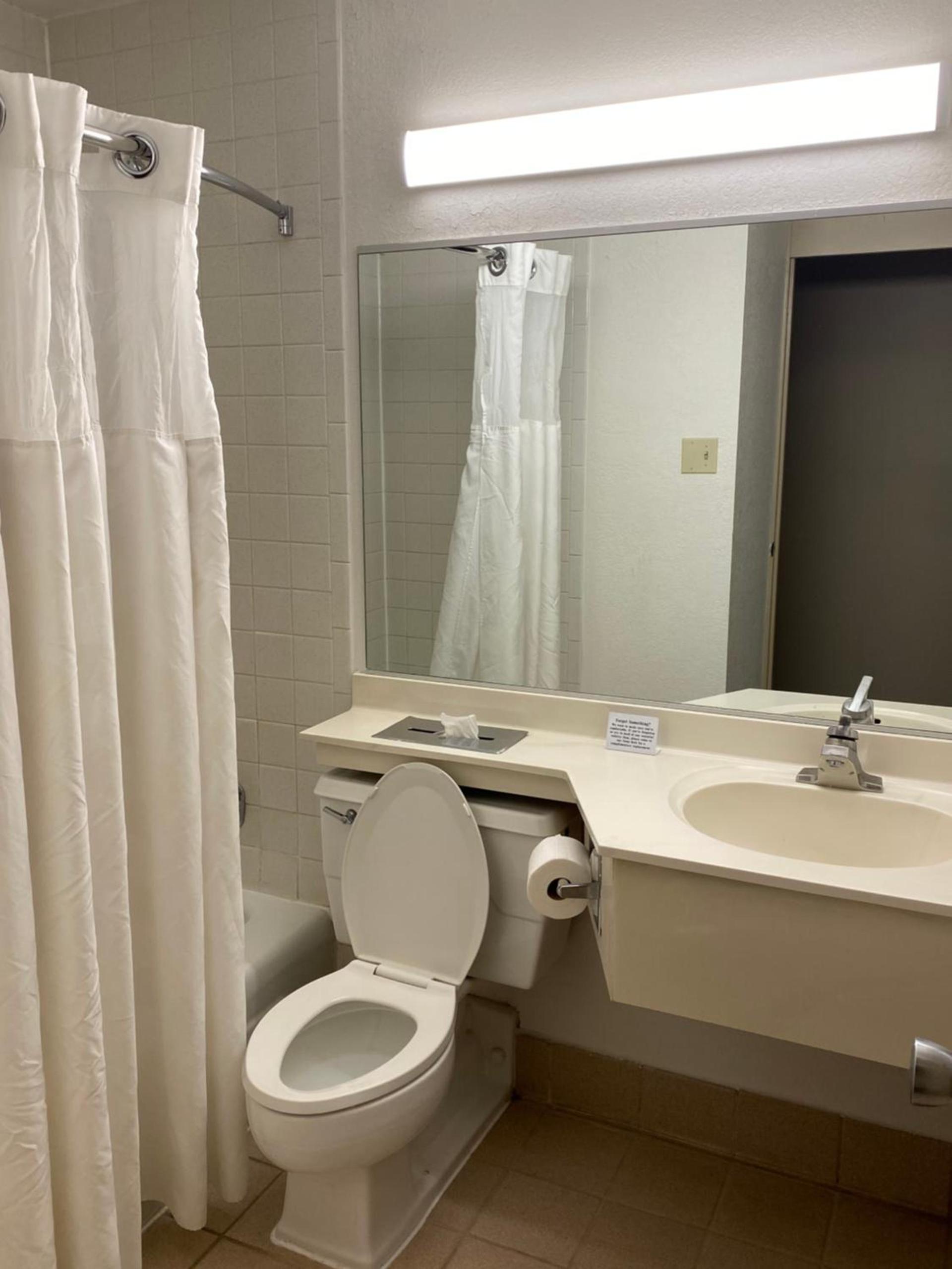 Ramada by Wyndham Albuquerque Midtown photo 4