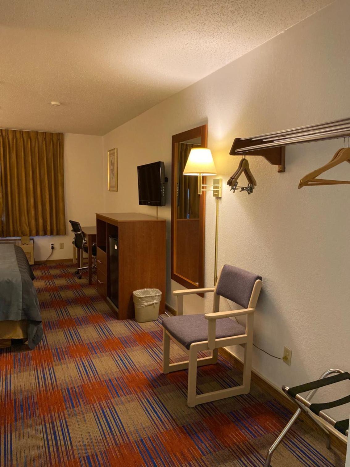 Americas Best Value Inn Champaign photo 43