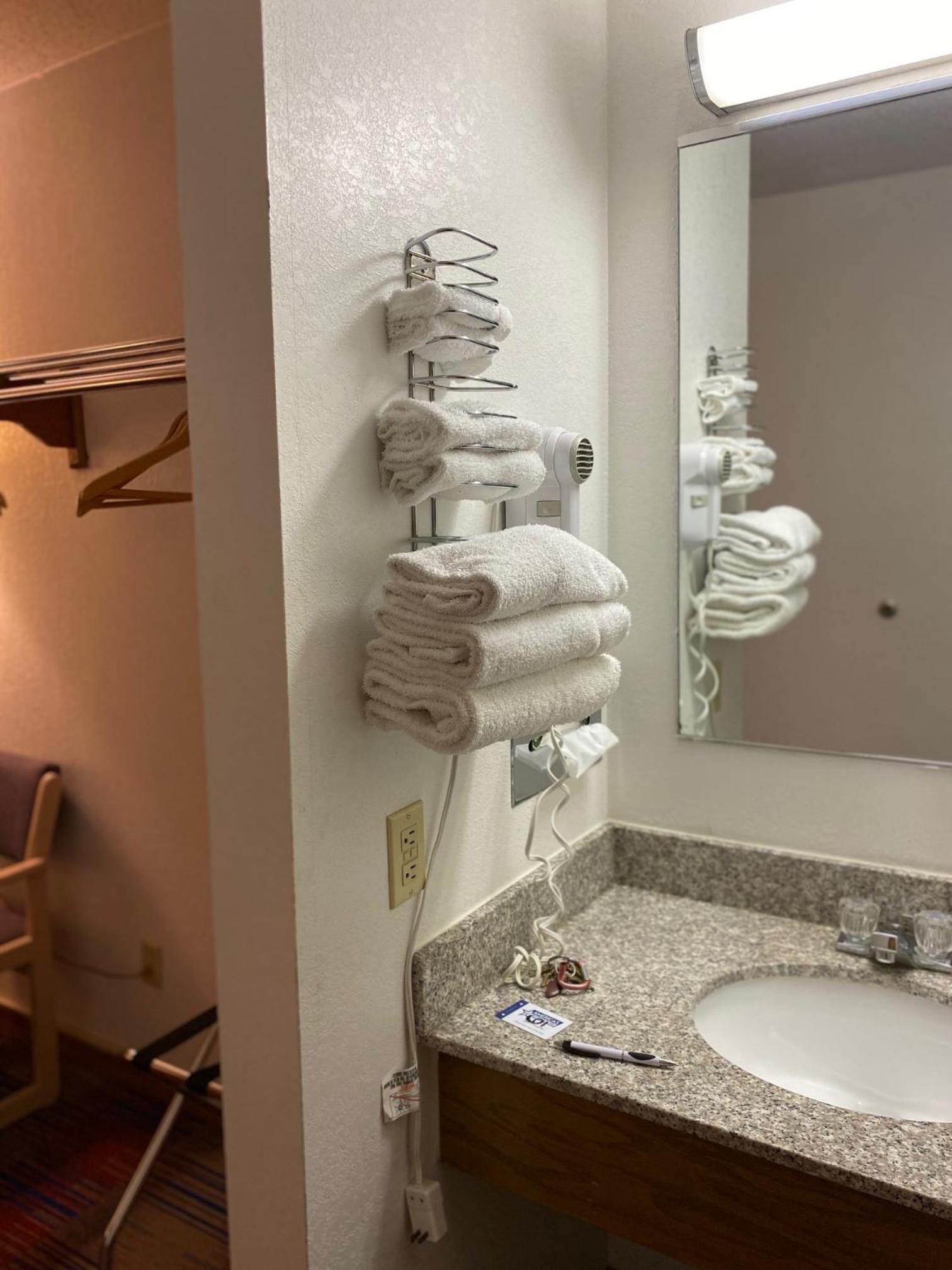 Americas Best Value Inn Champaign photo 52