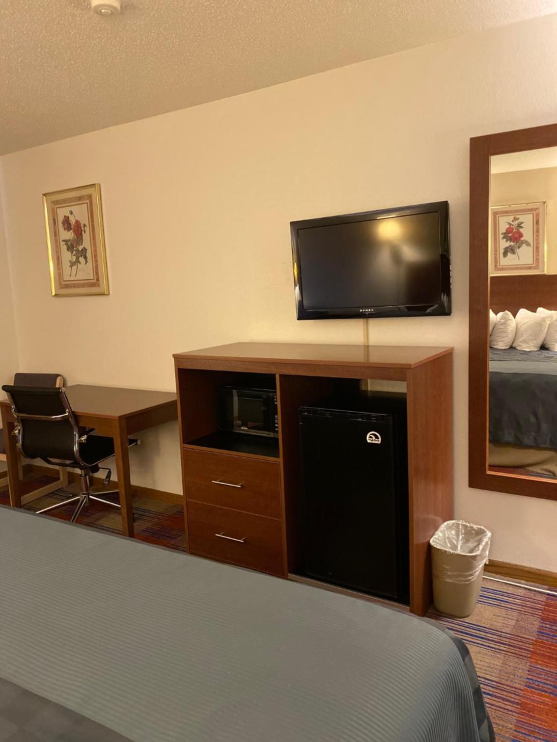 Americas Best Value Inn Champaign photo 48