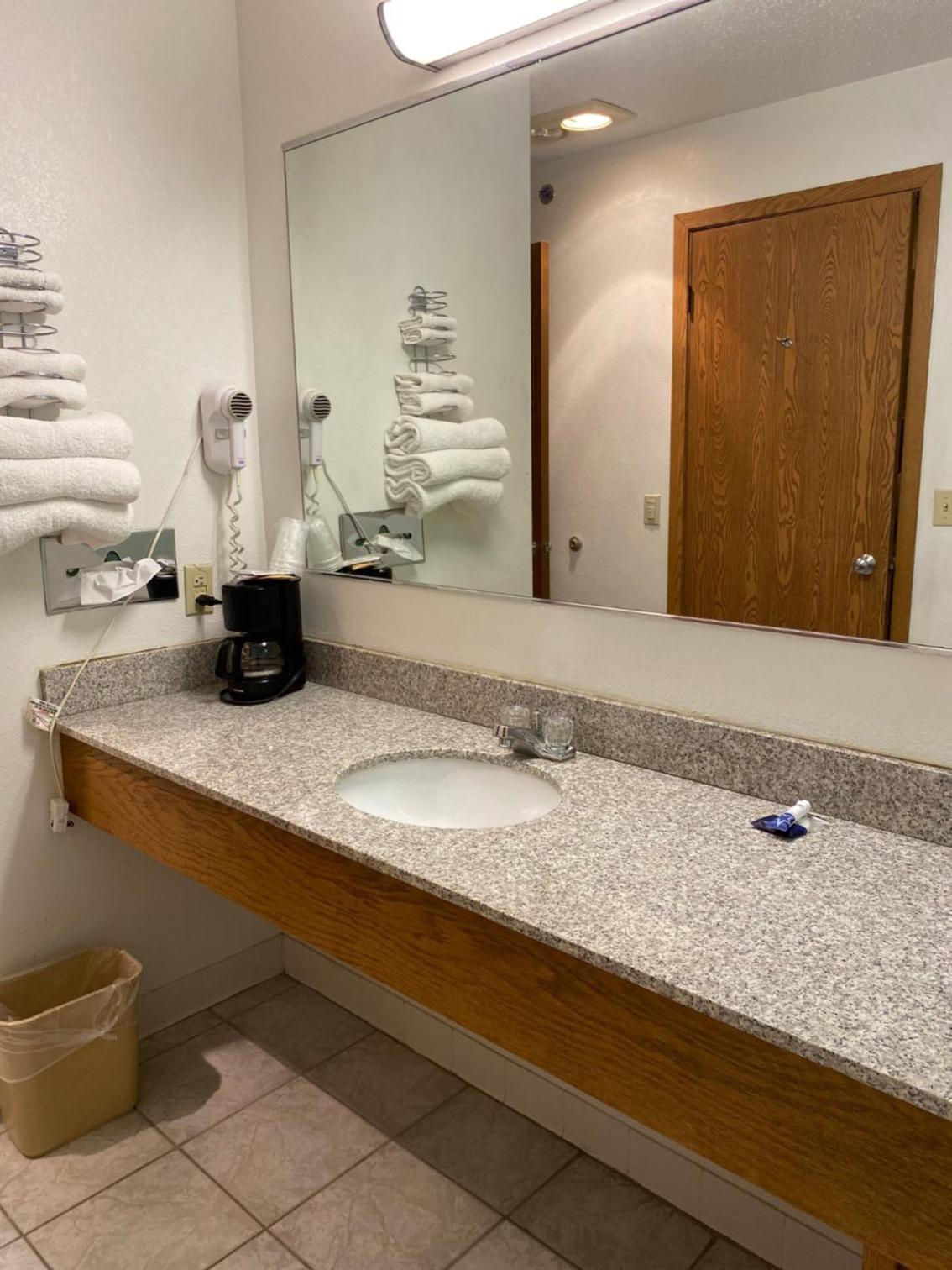 Americas Best Value Inn Champaign photo 41