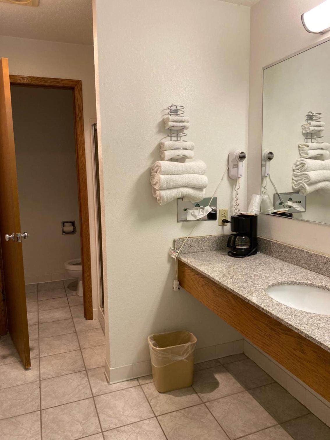 Americas Best Value Inn Champaign photo 40
