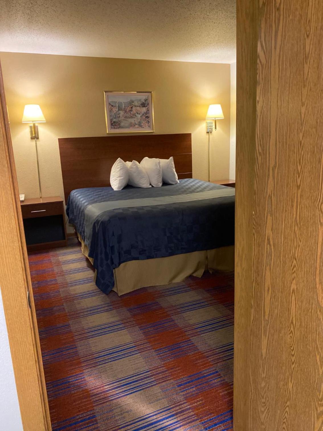 Americas Best Value Inn Champaign photo 38