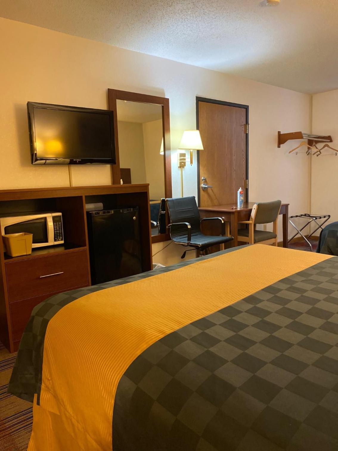Americas Best Value Inn Champaign photo 36
