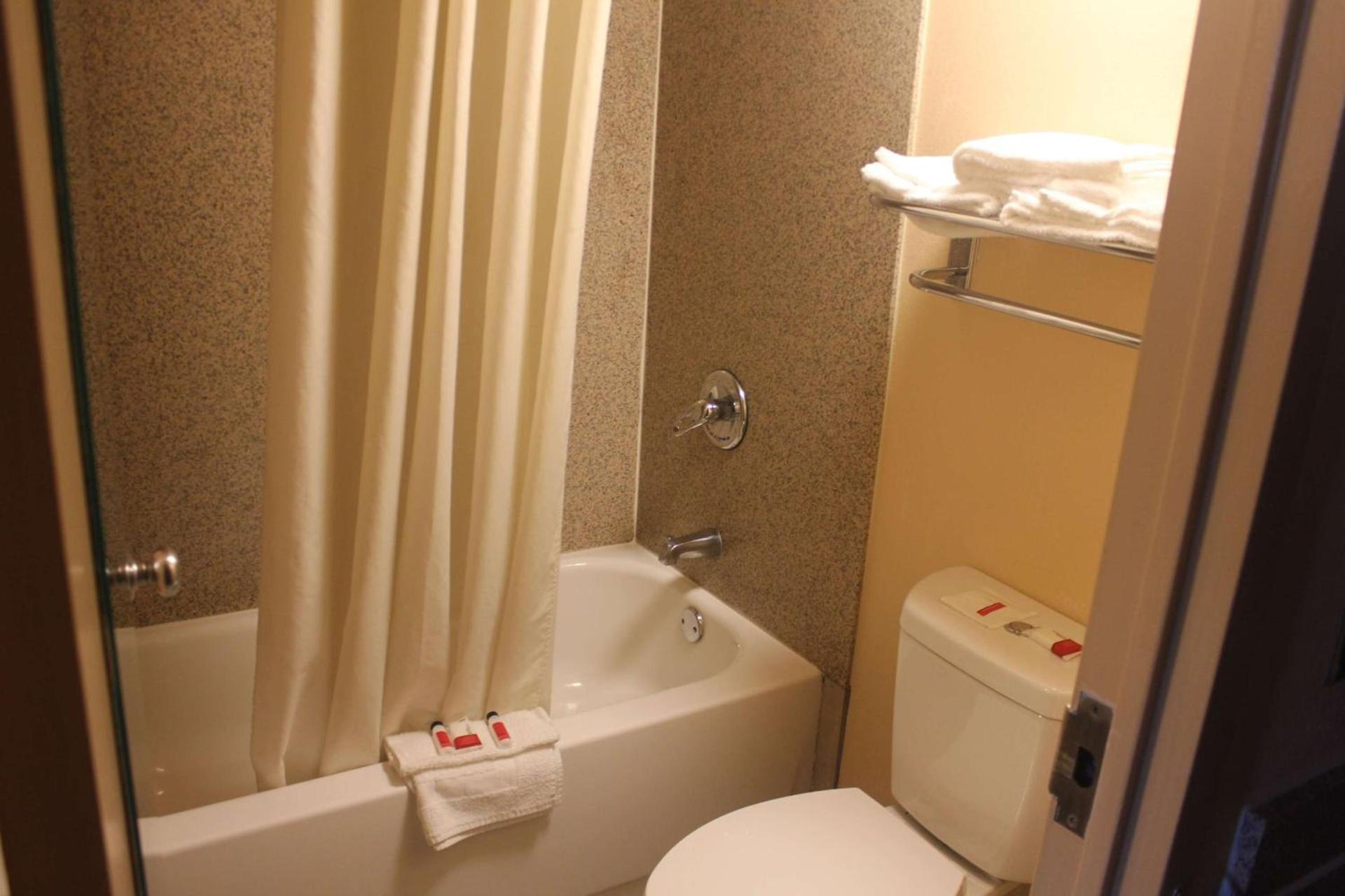 Super 8 by Wyndham Laurel photo 14