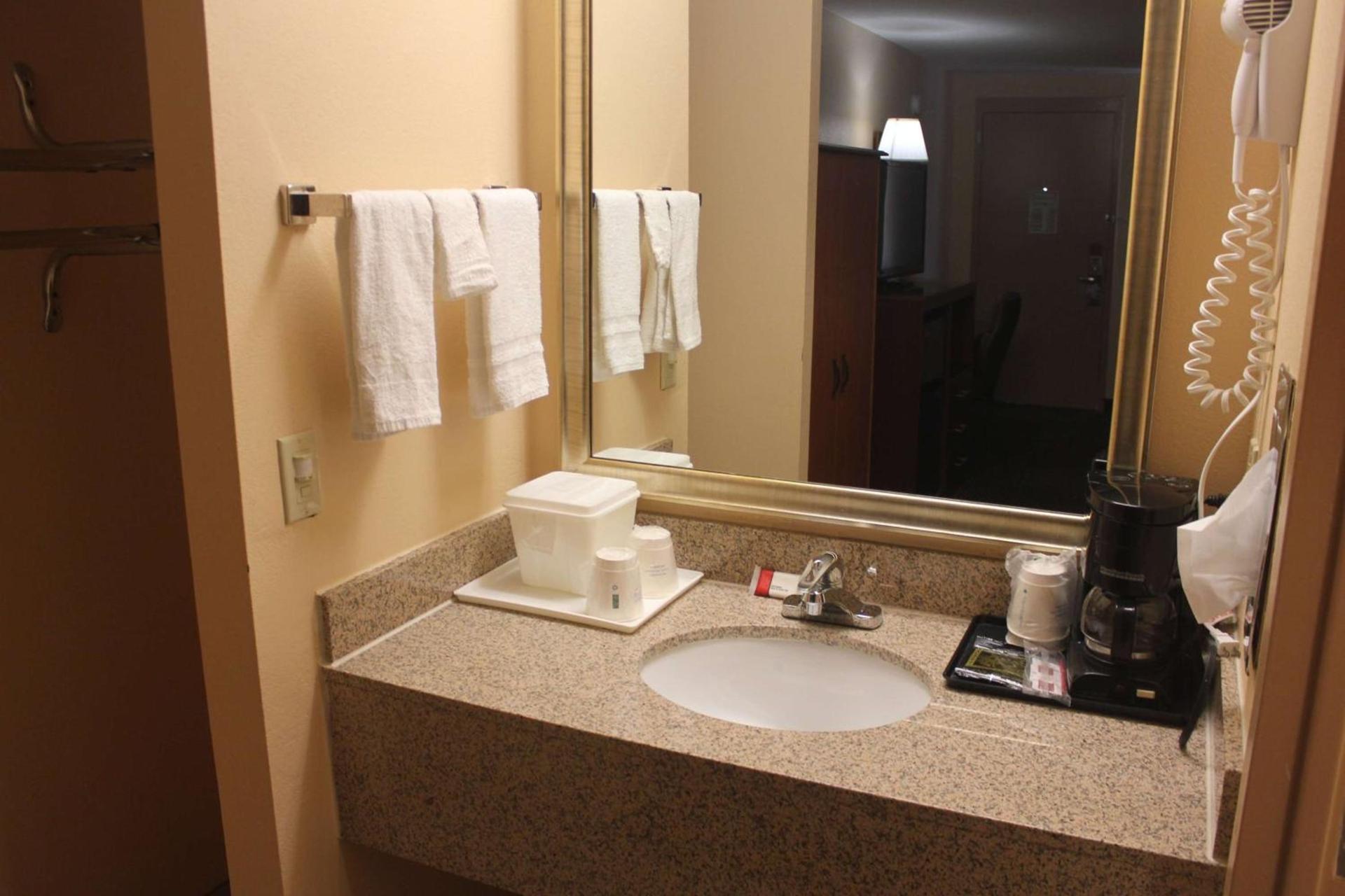Super 8 by Wyndham Laurel photo 15