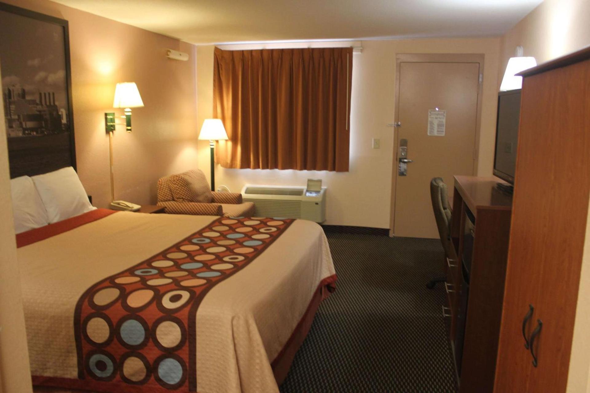 Super 8 by Wyndham Laurel photo 13