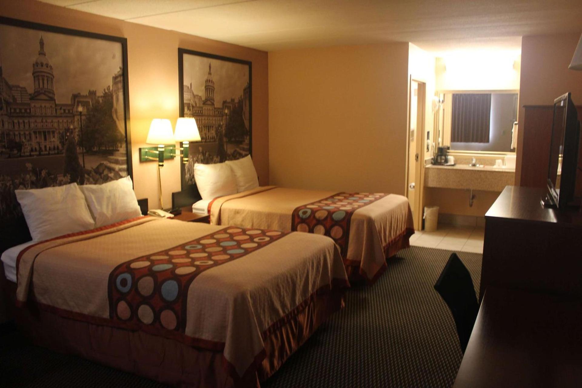Super 8 by Wyndham Laurel photo 12