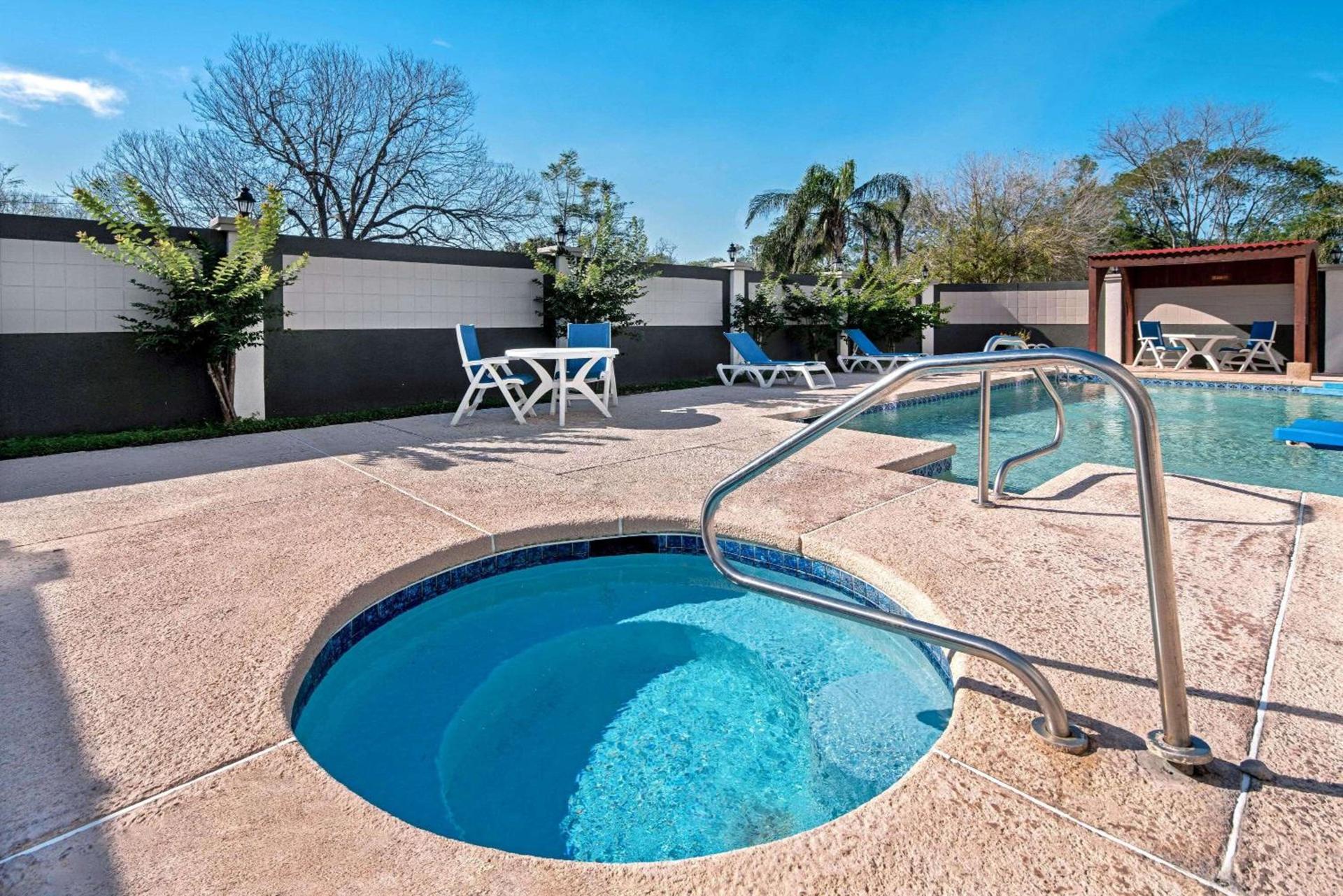La Quinta by Wyndham Brownsville North photo 41