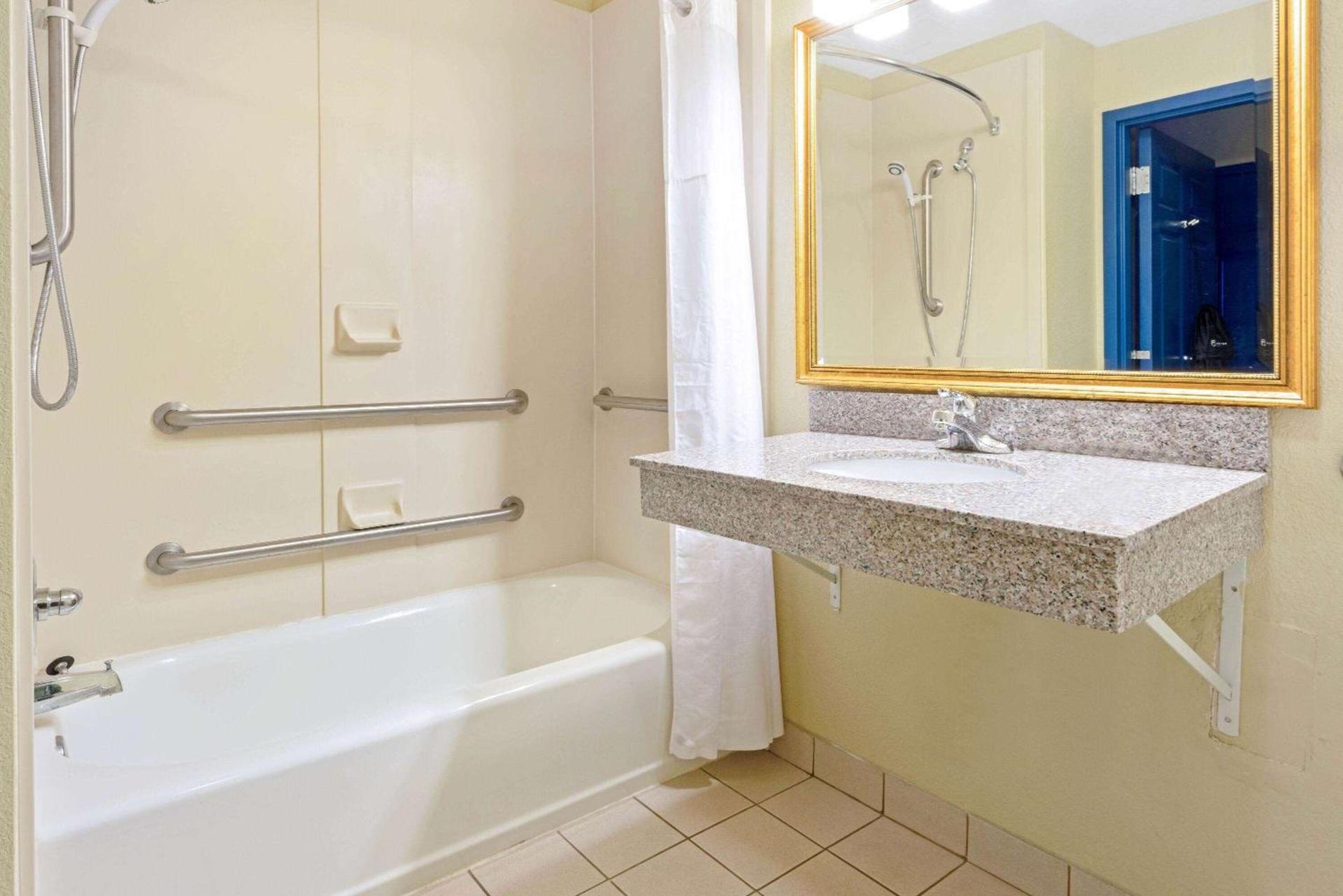 La Quinta by Wyndham Shawnee photo 26