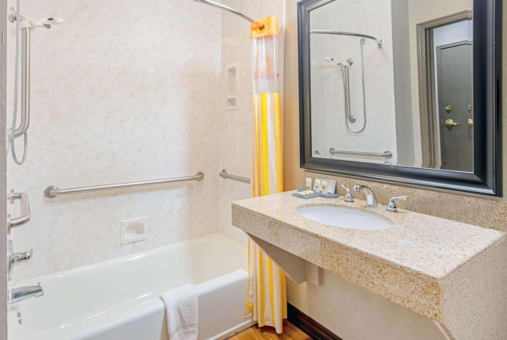 La Quinta by Wyndham Oklahoma City - Moore photo 30