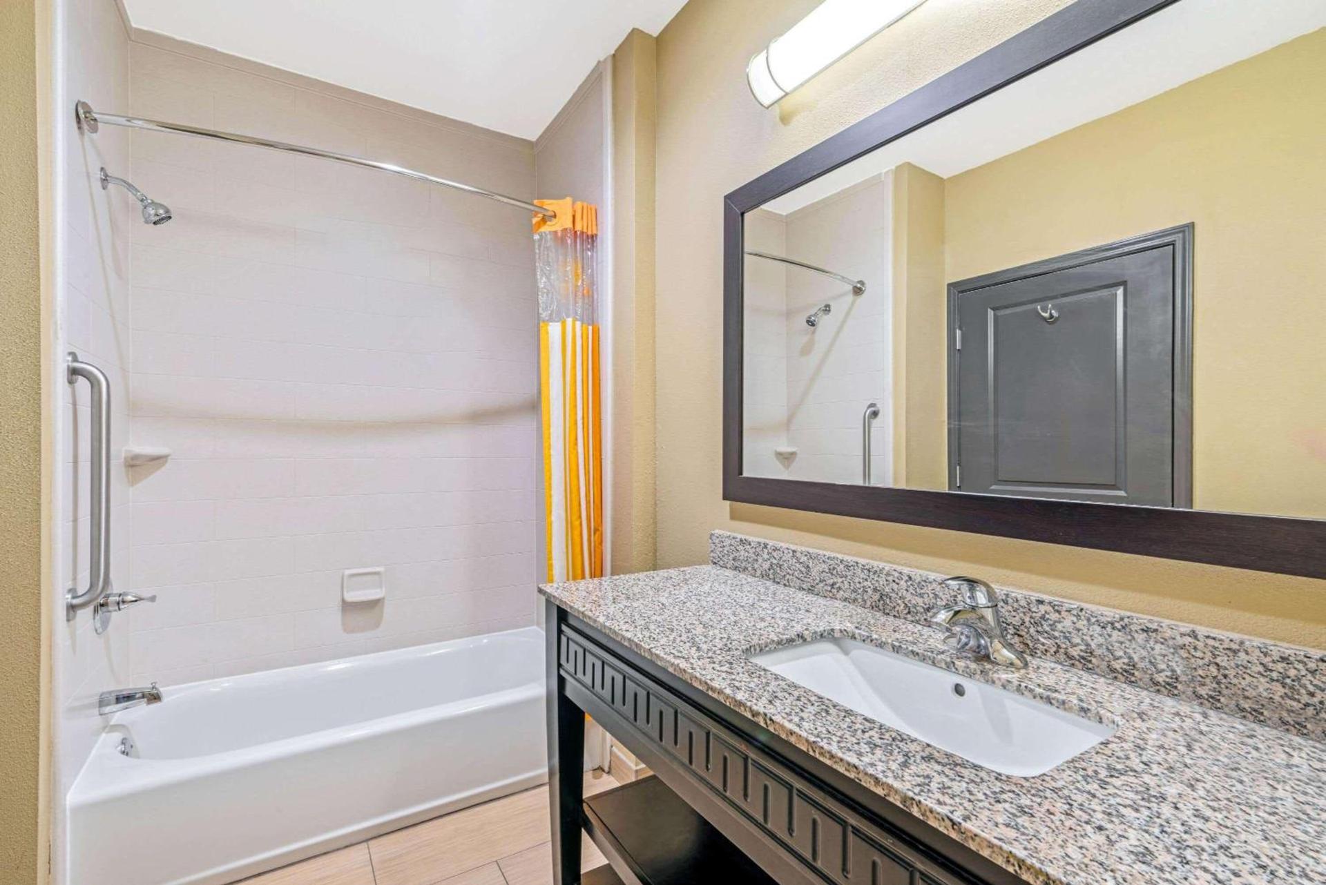 La Quinta by Wyndham Muskogee photo 53