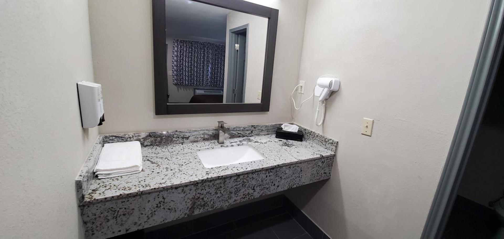 Crescent Park Motel & Suites photo 16