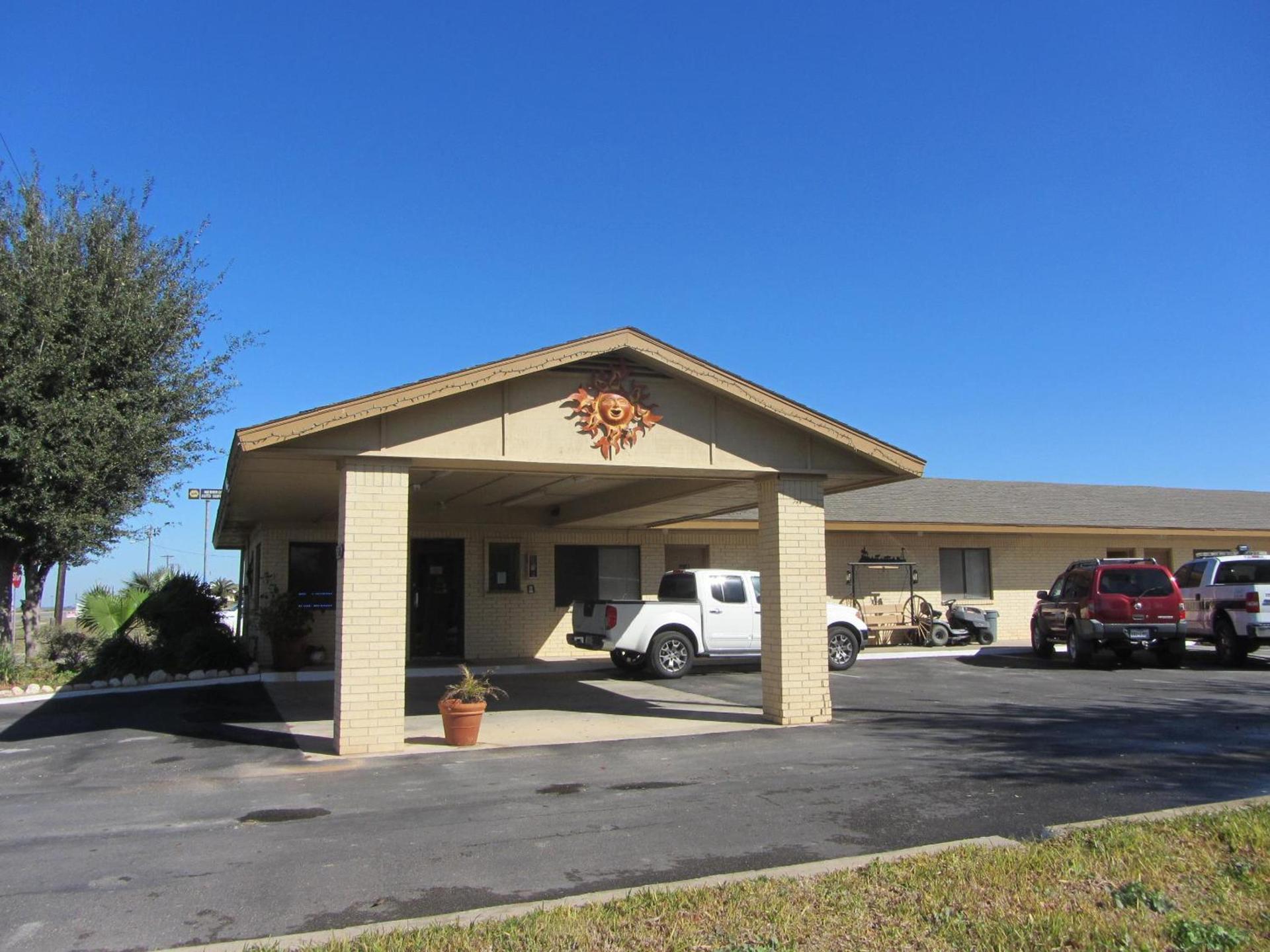 Hebbronville Executive Inn photo 5