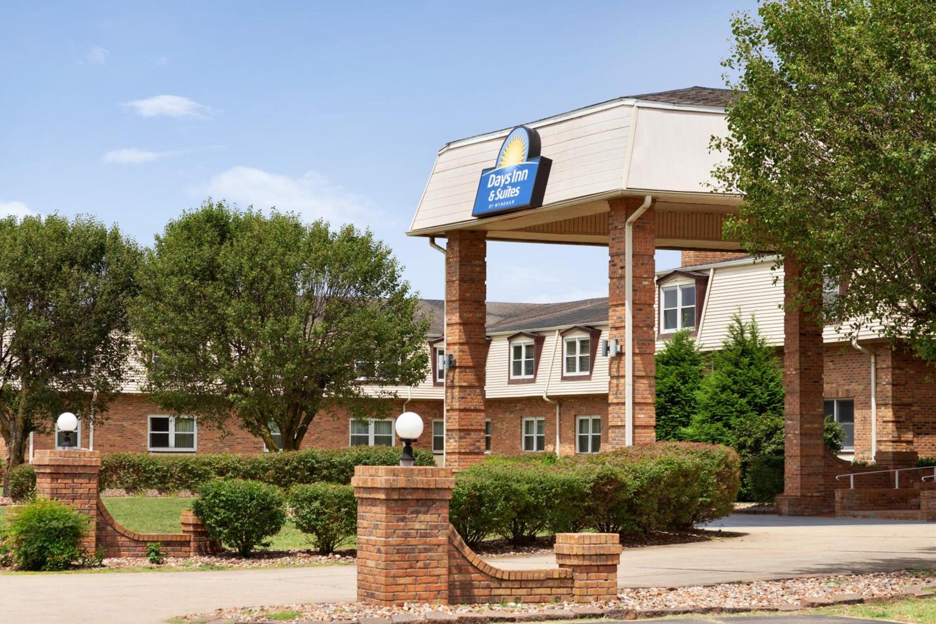Days Inn and Suites by Wyndham Sikeston photo 38