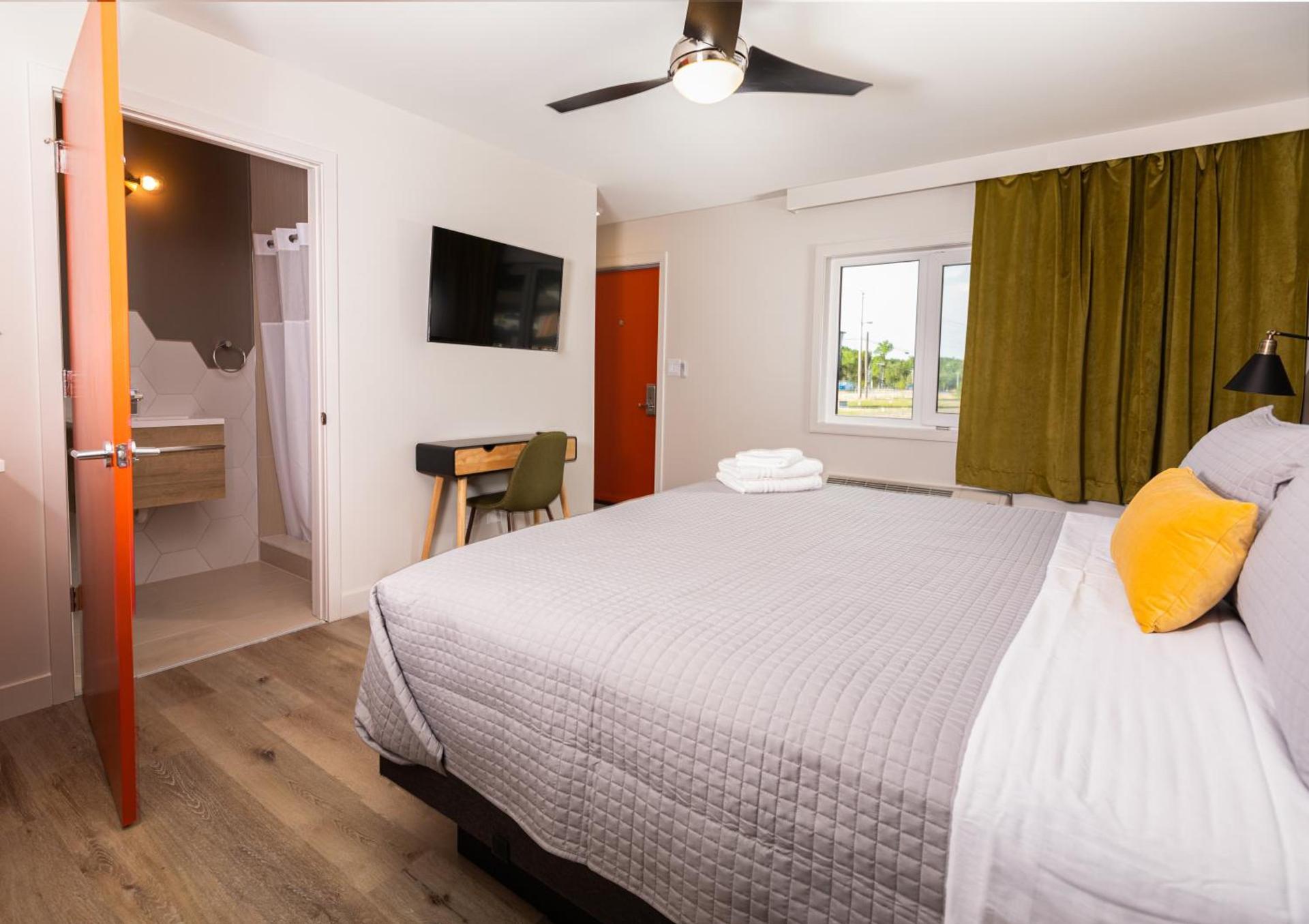 4411 Inn & Suites photo 13
