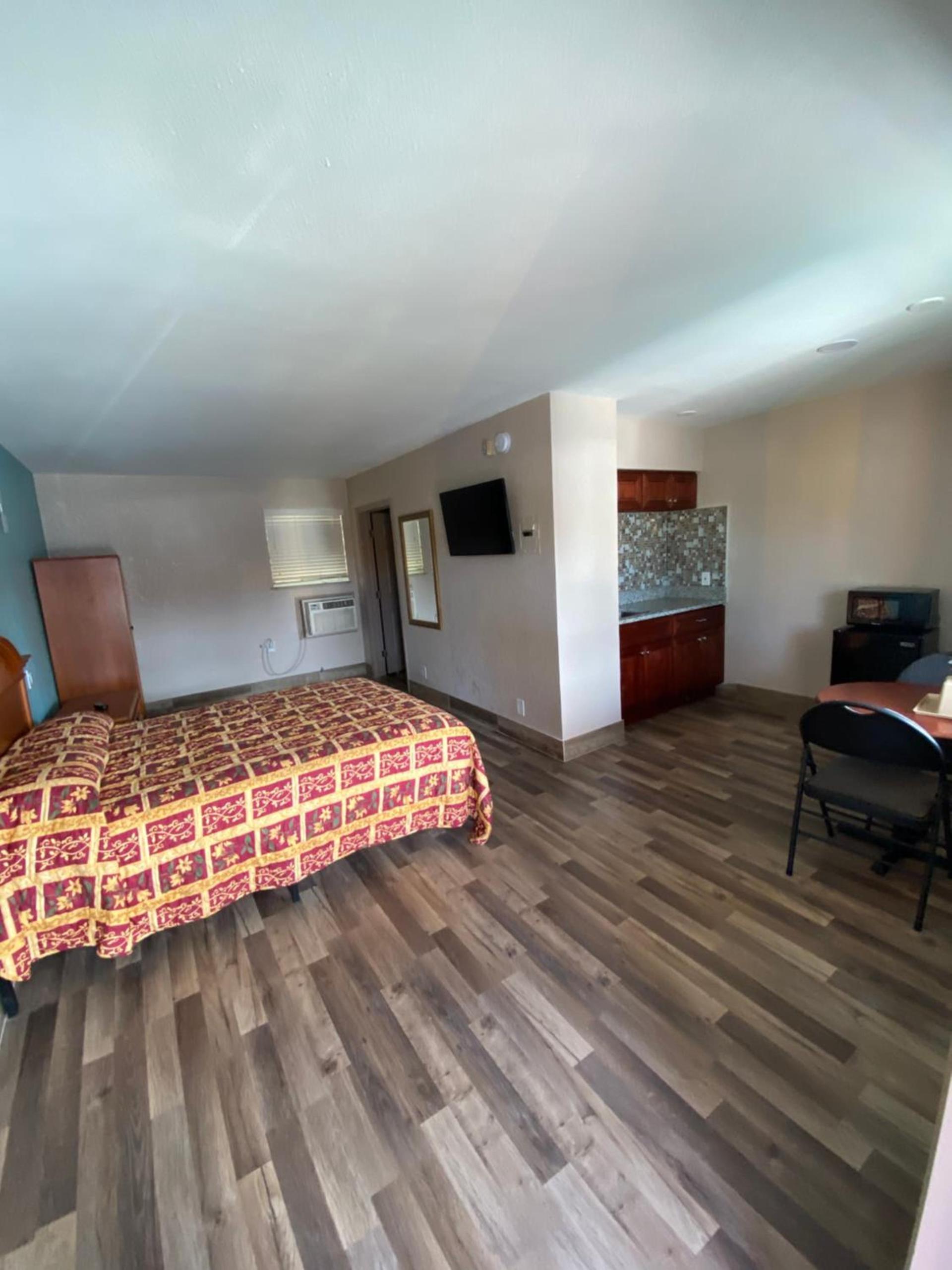 Red Carpet Inn Daytona Beach photo 8