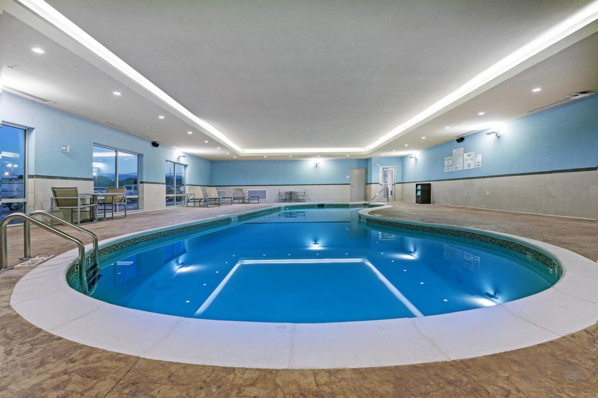 Holiday Inn Express & Suites - Parsons by IHG photo 5