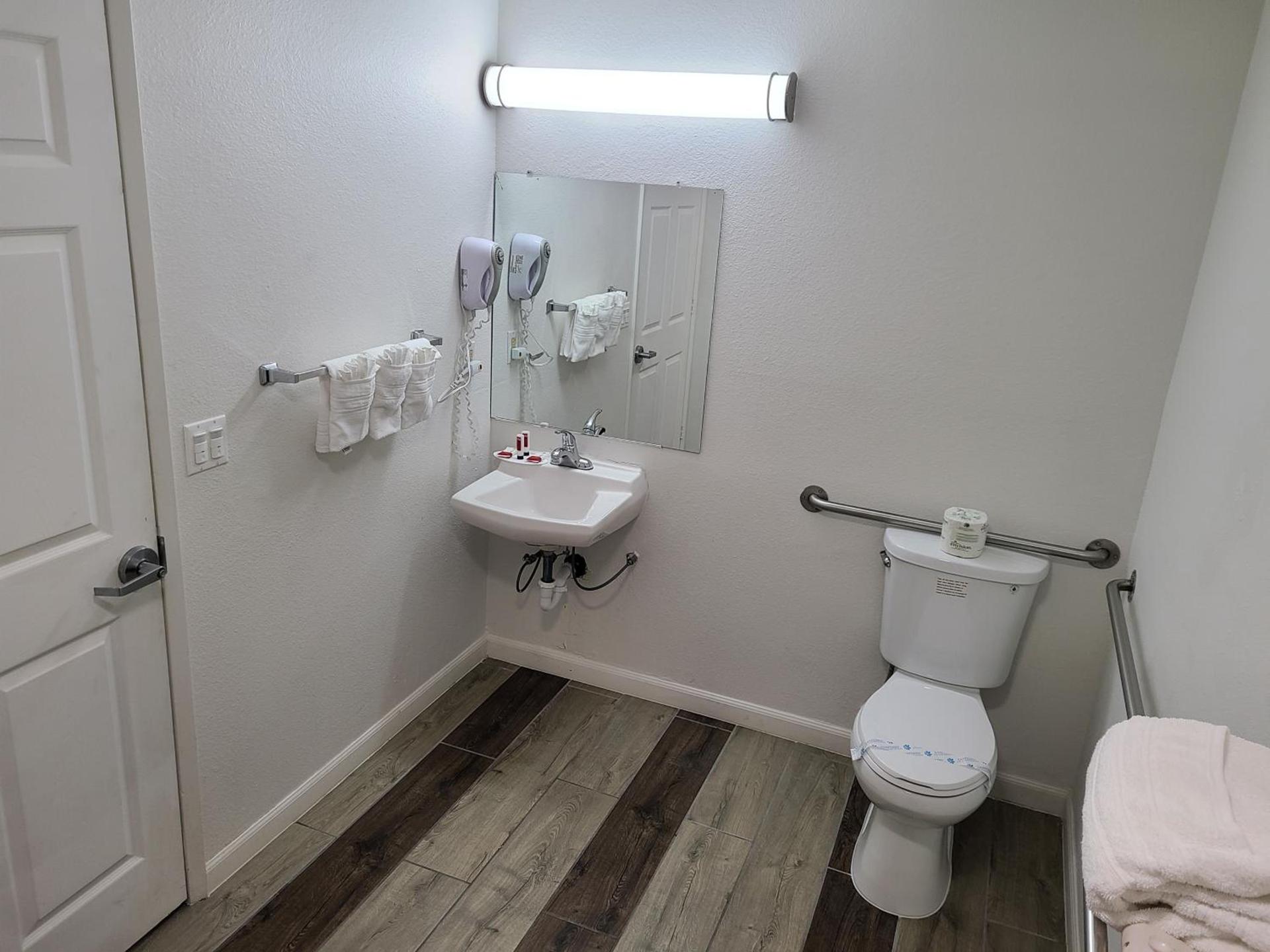 Travelodge by Wyndham Clearlake photo 9