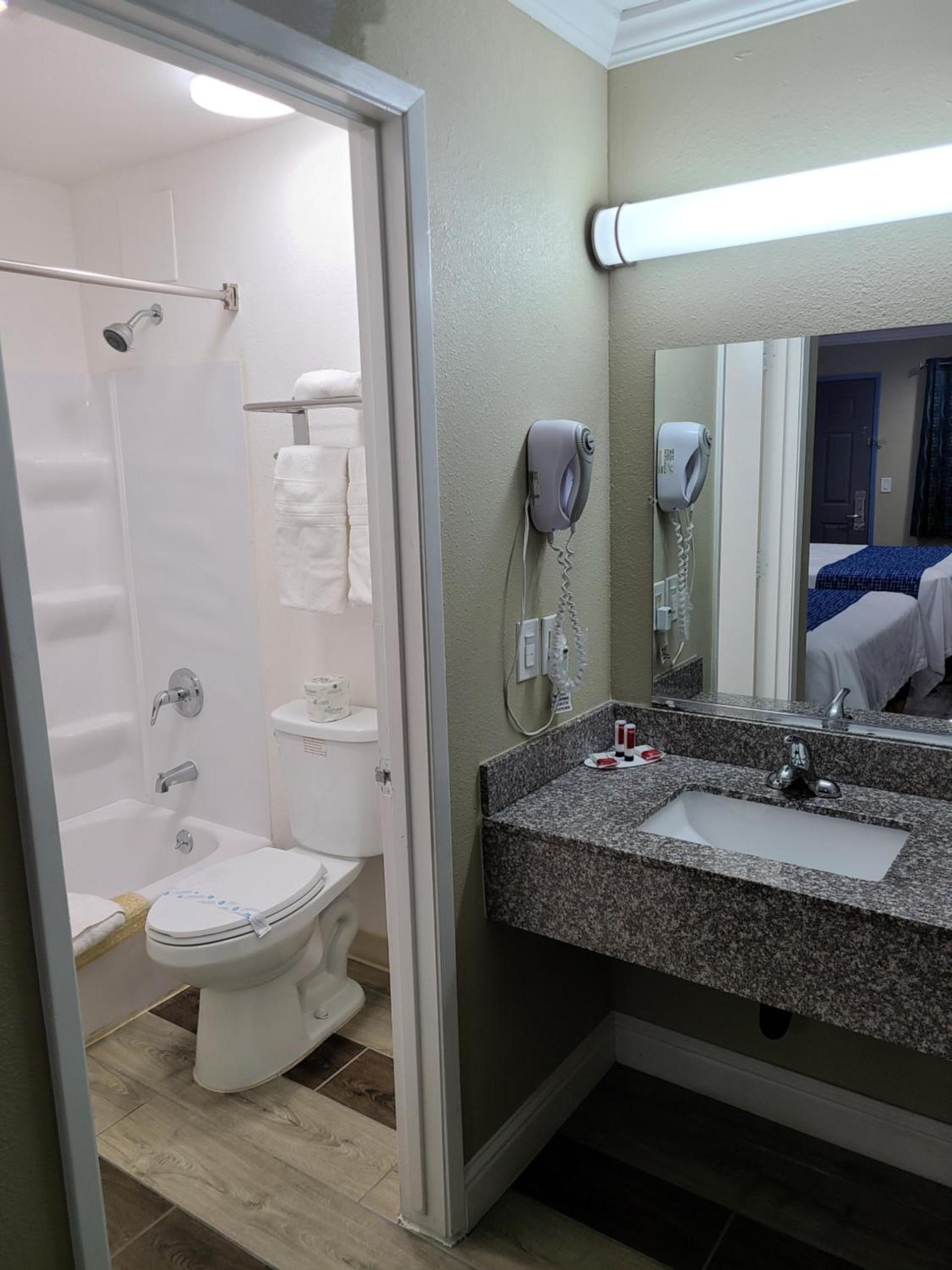 Travelodge by Wyndham Clearlake photo 13