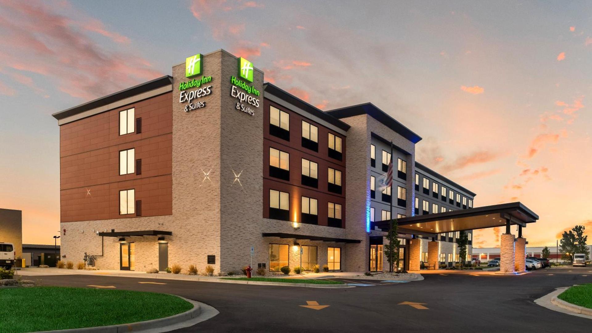 Holiday Inn Express & Suites Racine by IHG — hotel in Racine
