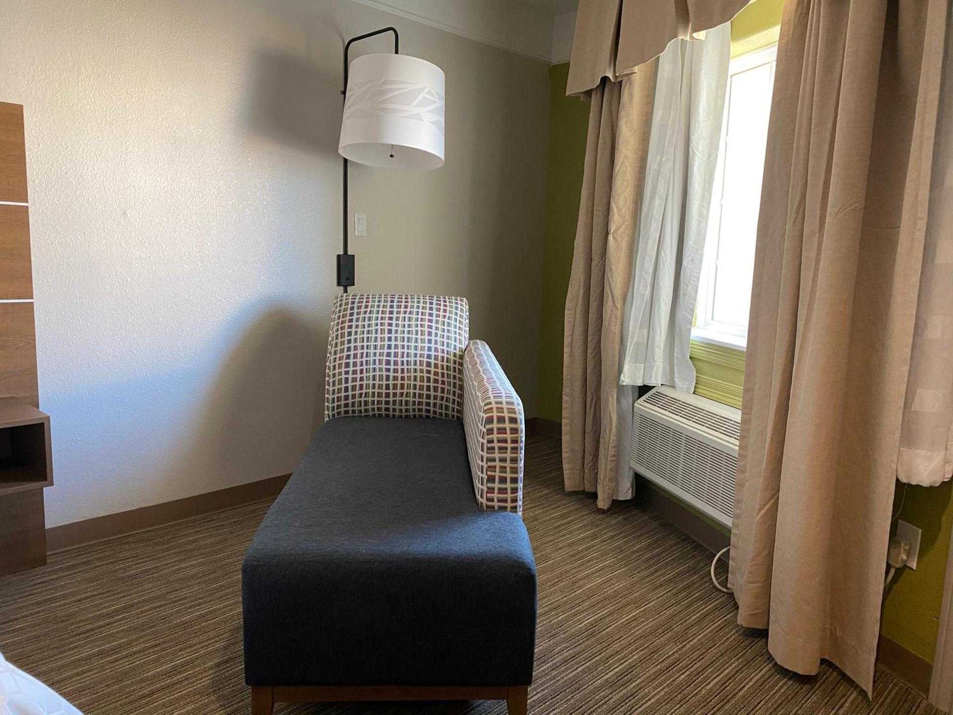 Holiday Inn Express & Suites Galveston West-Seawall photo 39