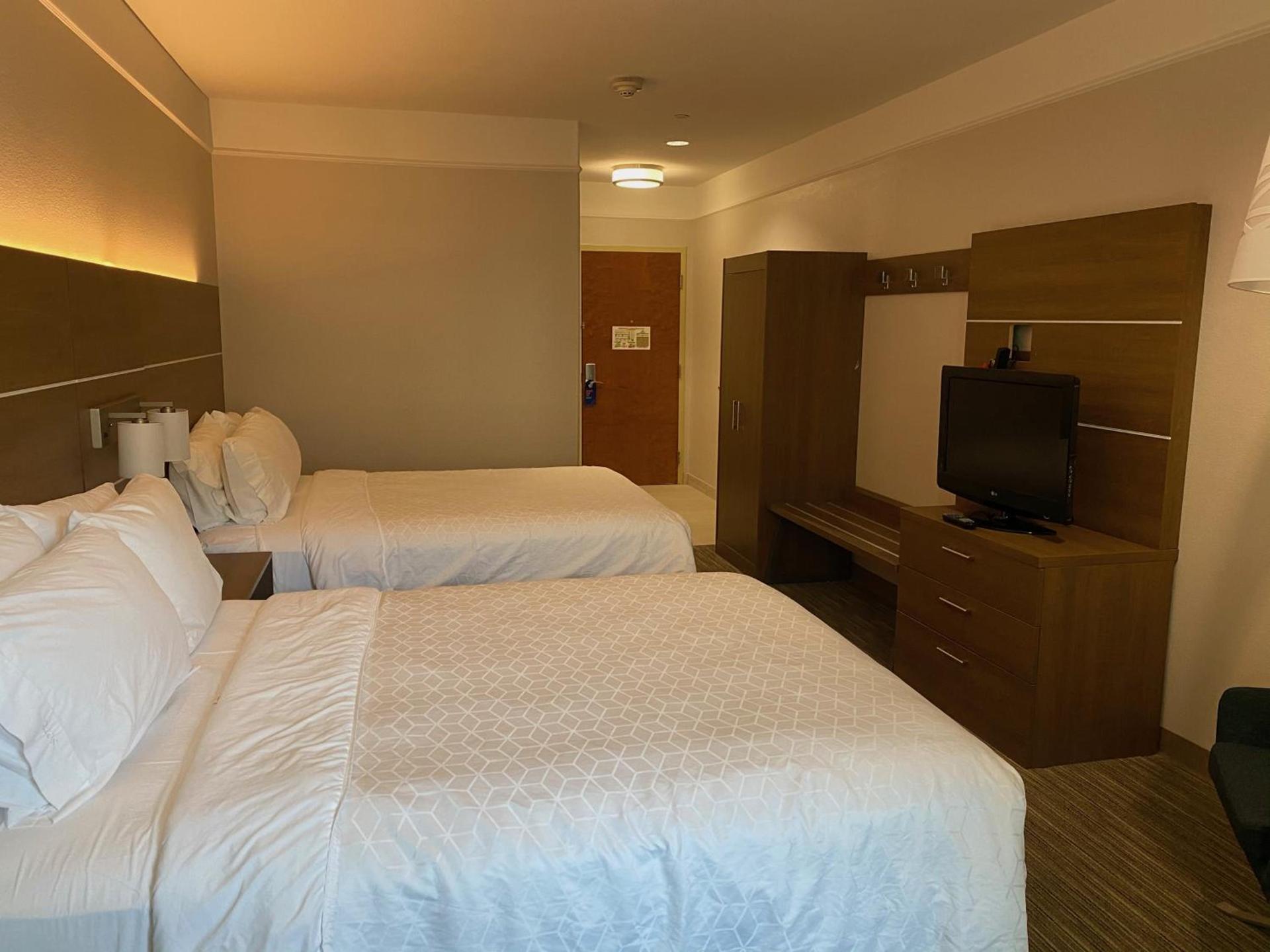Holiday Inn Express & Suites Galveston West-Seawall photo 9