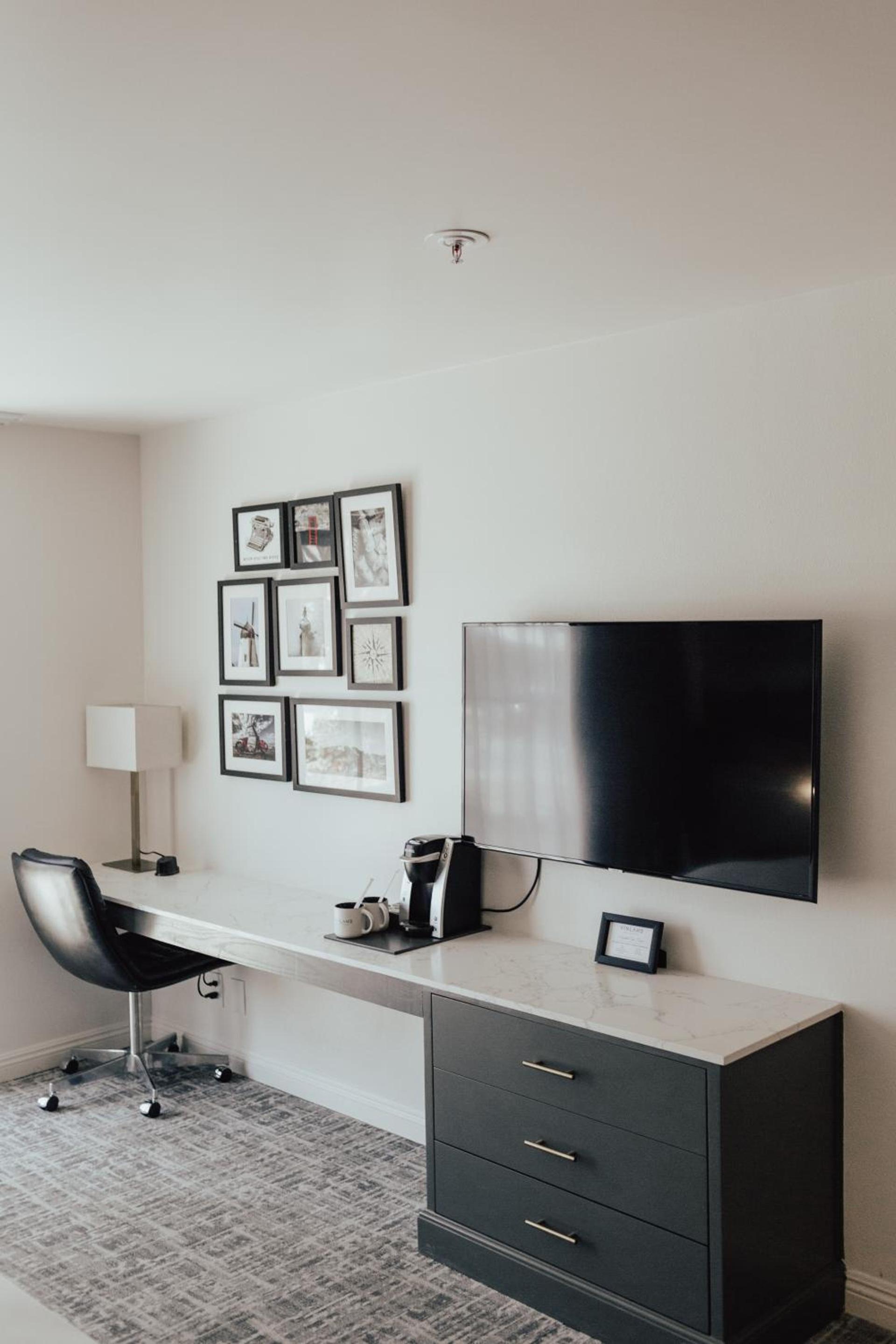 Vinland Hotel and Lounge photo 51