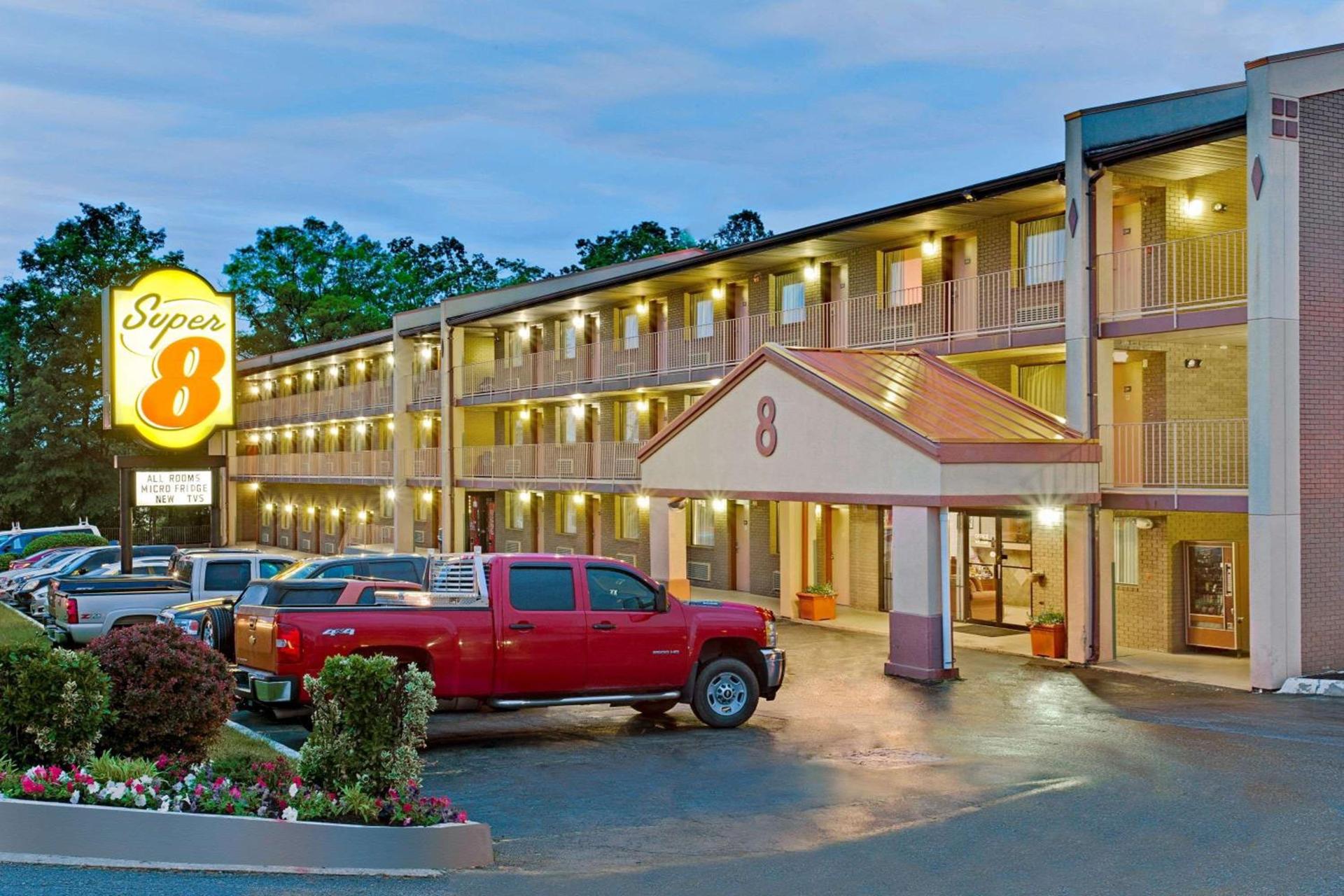 Super 8 by Wyndham Laurel photo 2