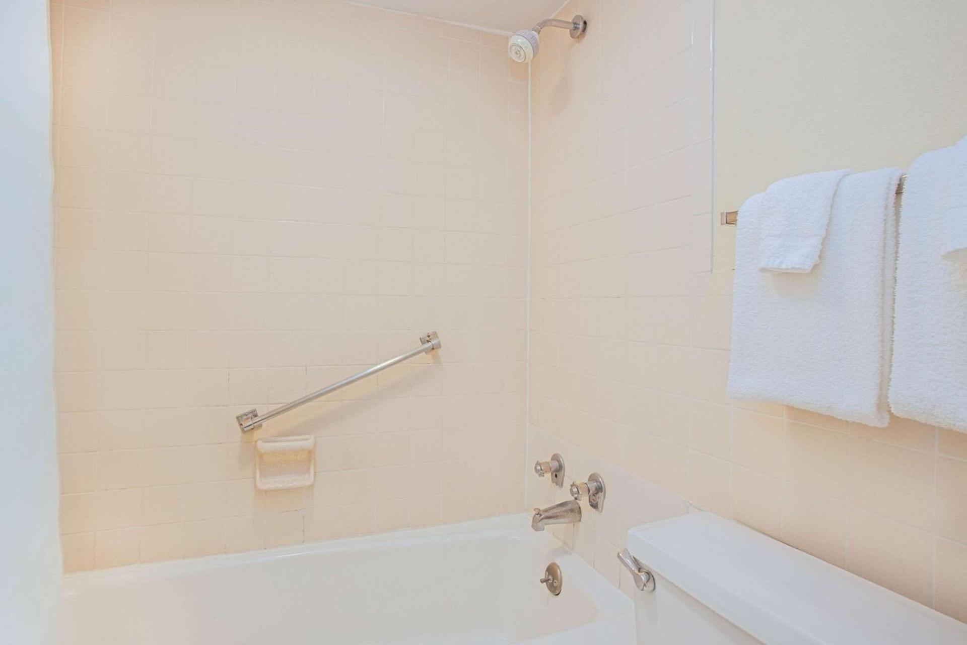Bristol Parkway inn photo 7