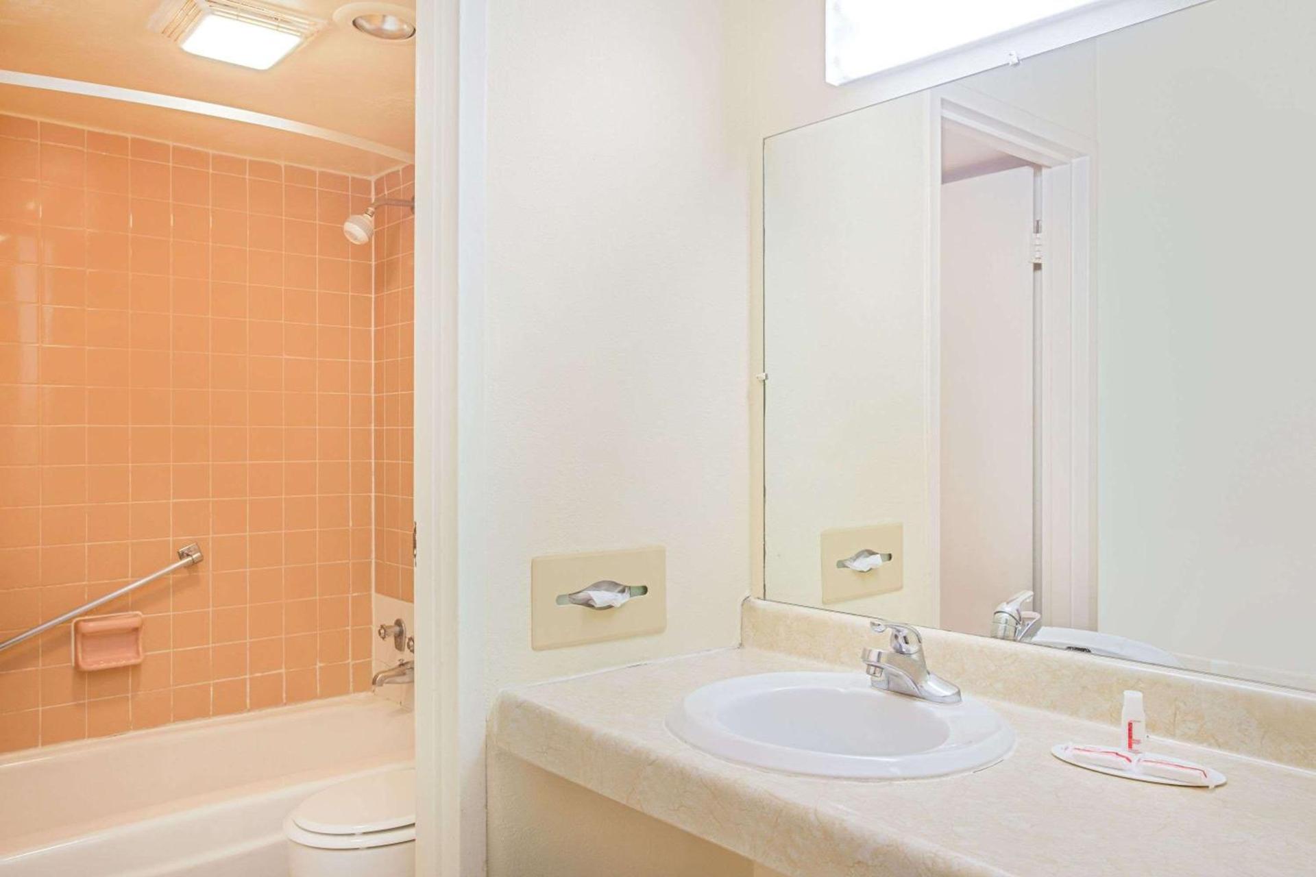 Bristol Parkway inn photo 10