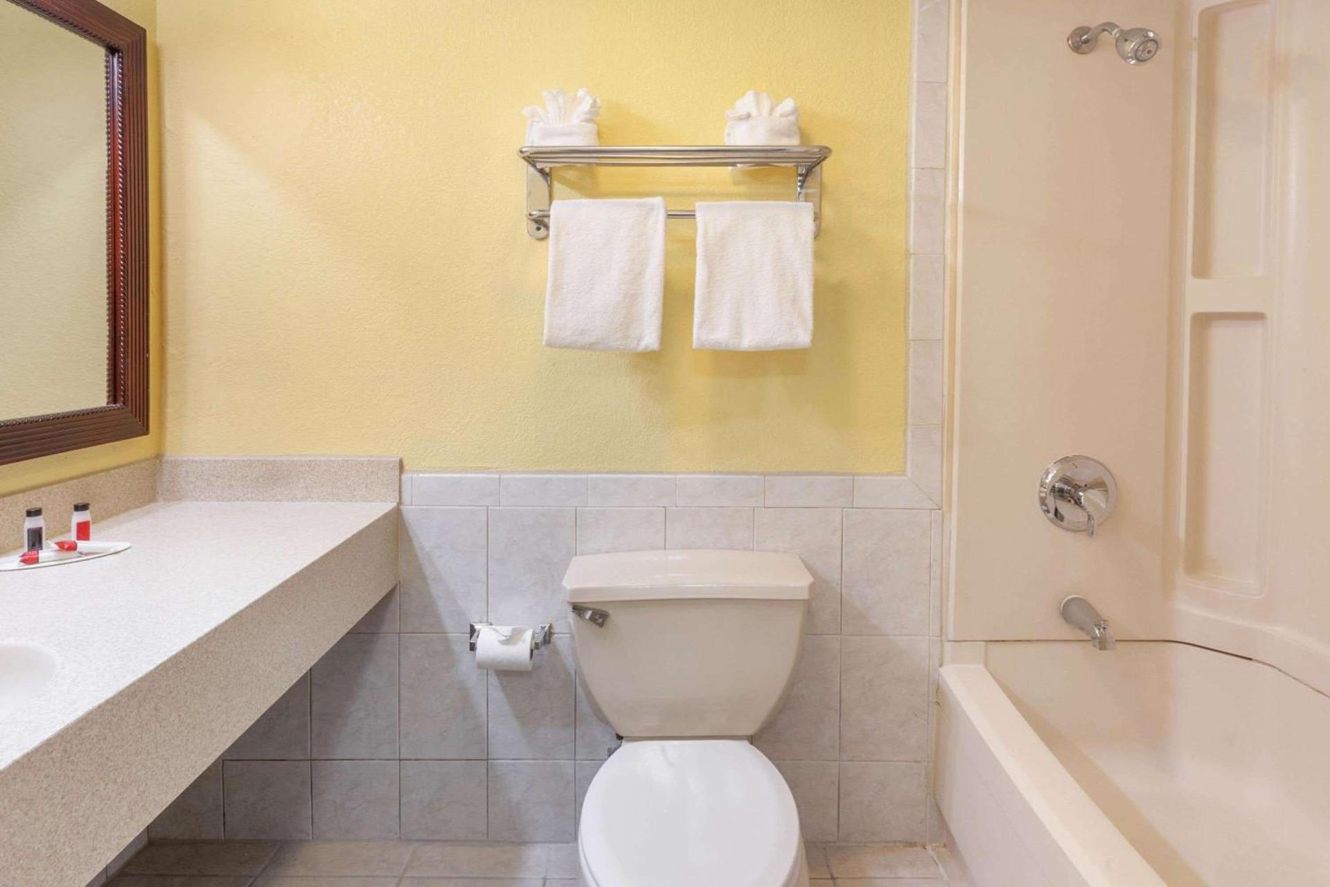 Days Inn by Wyndham Nanuet / Spring Valley photo 6