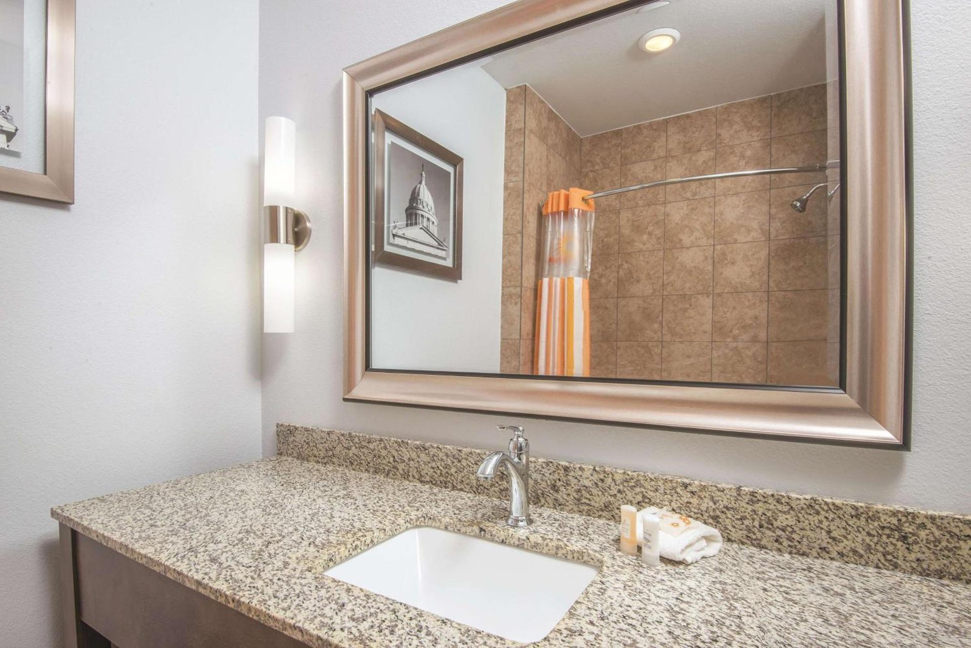 La Quinta by Wyndham Guthrie photo 32