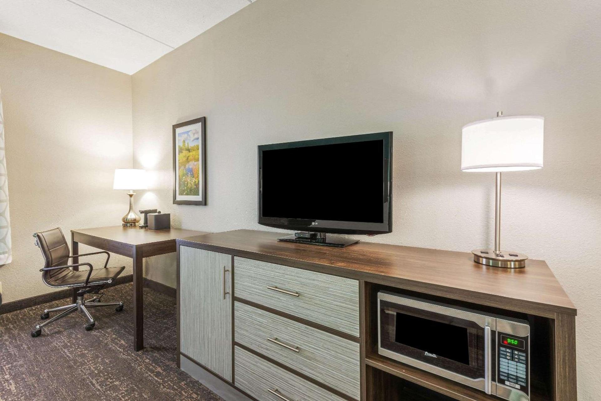 La Quinta by Wyndham Jamestown photo 21