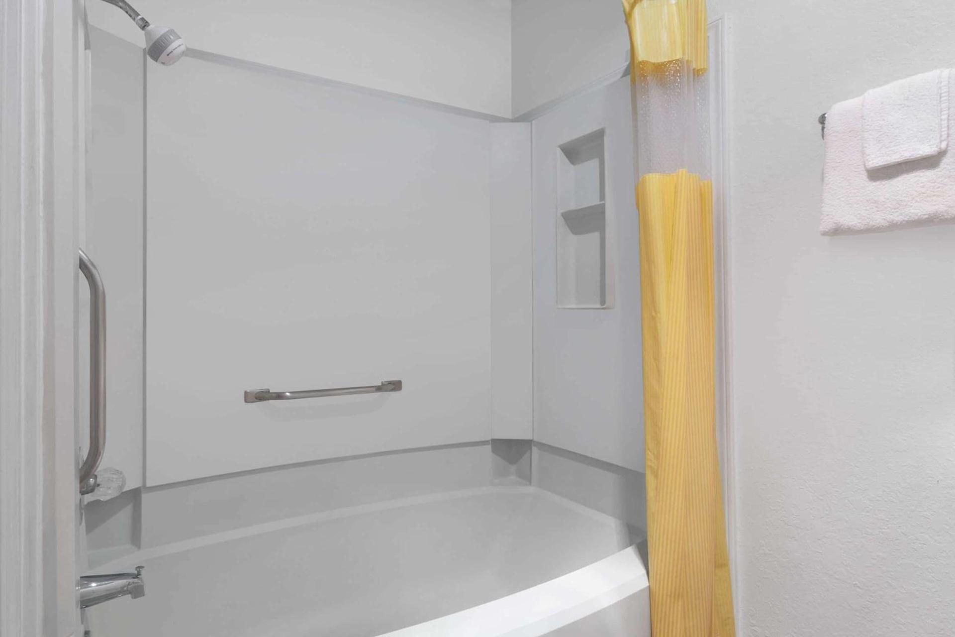 Days Inn by Wyndham Ardmore photo 3