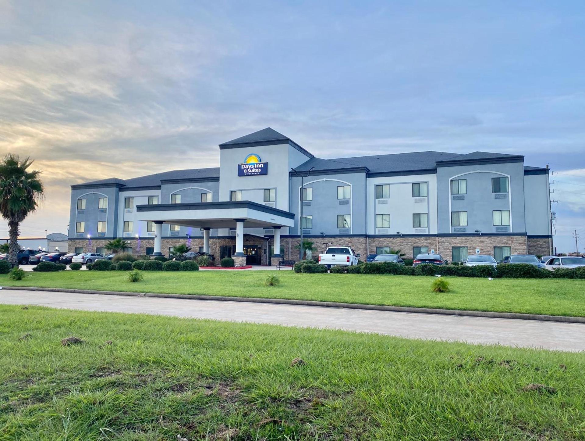 Days Inn & Suites by Wyndham Houston / West Energy Corridor photo 1