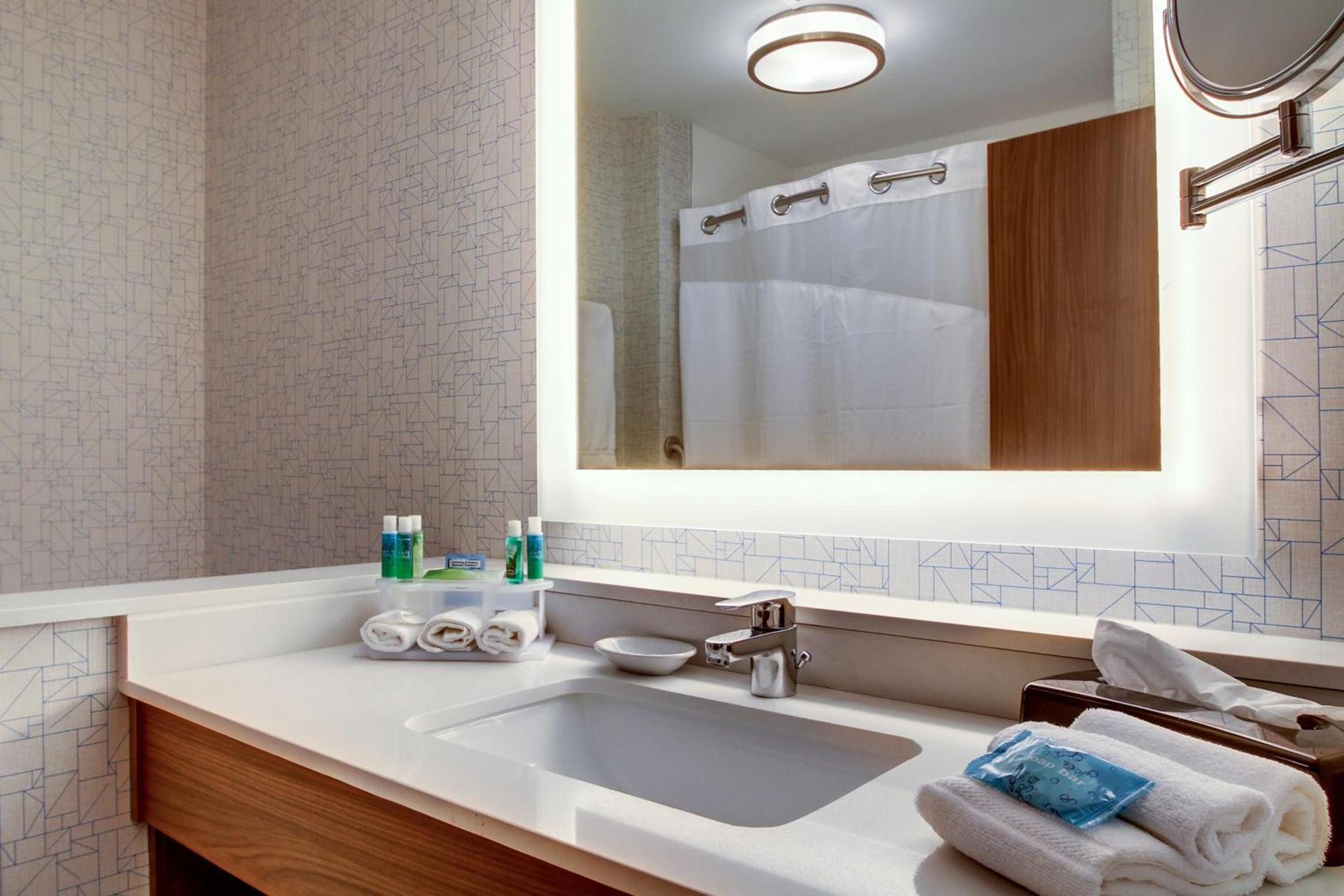 Holiday Inn Express & Suites Galesburg by IHG photo 7