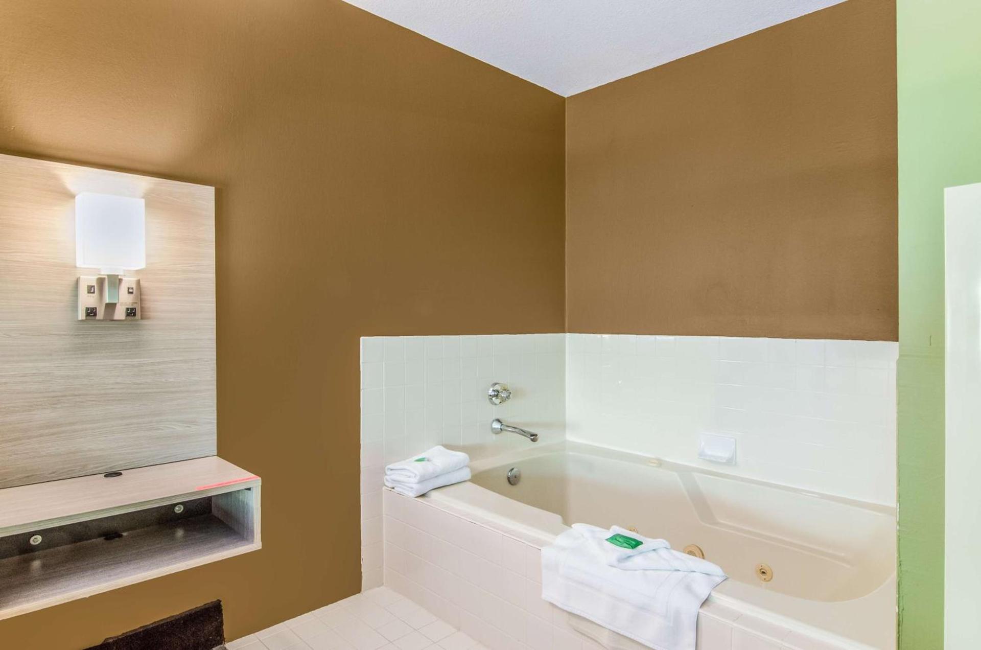 GuestHouse Inn & Suites Poulsbo photo 13