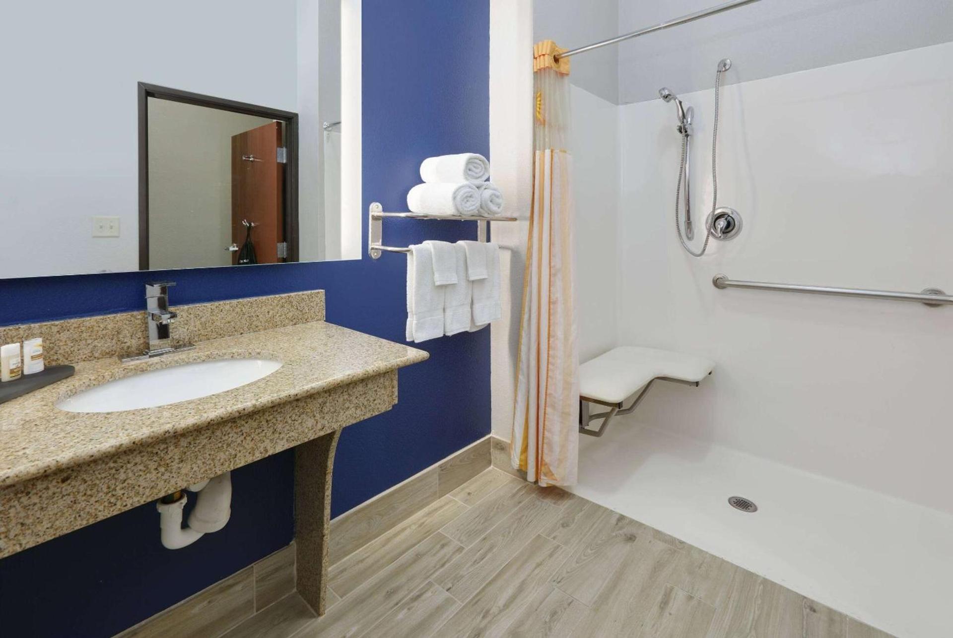 La Quinta by Wyndham Denton - University Drive photo 9