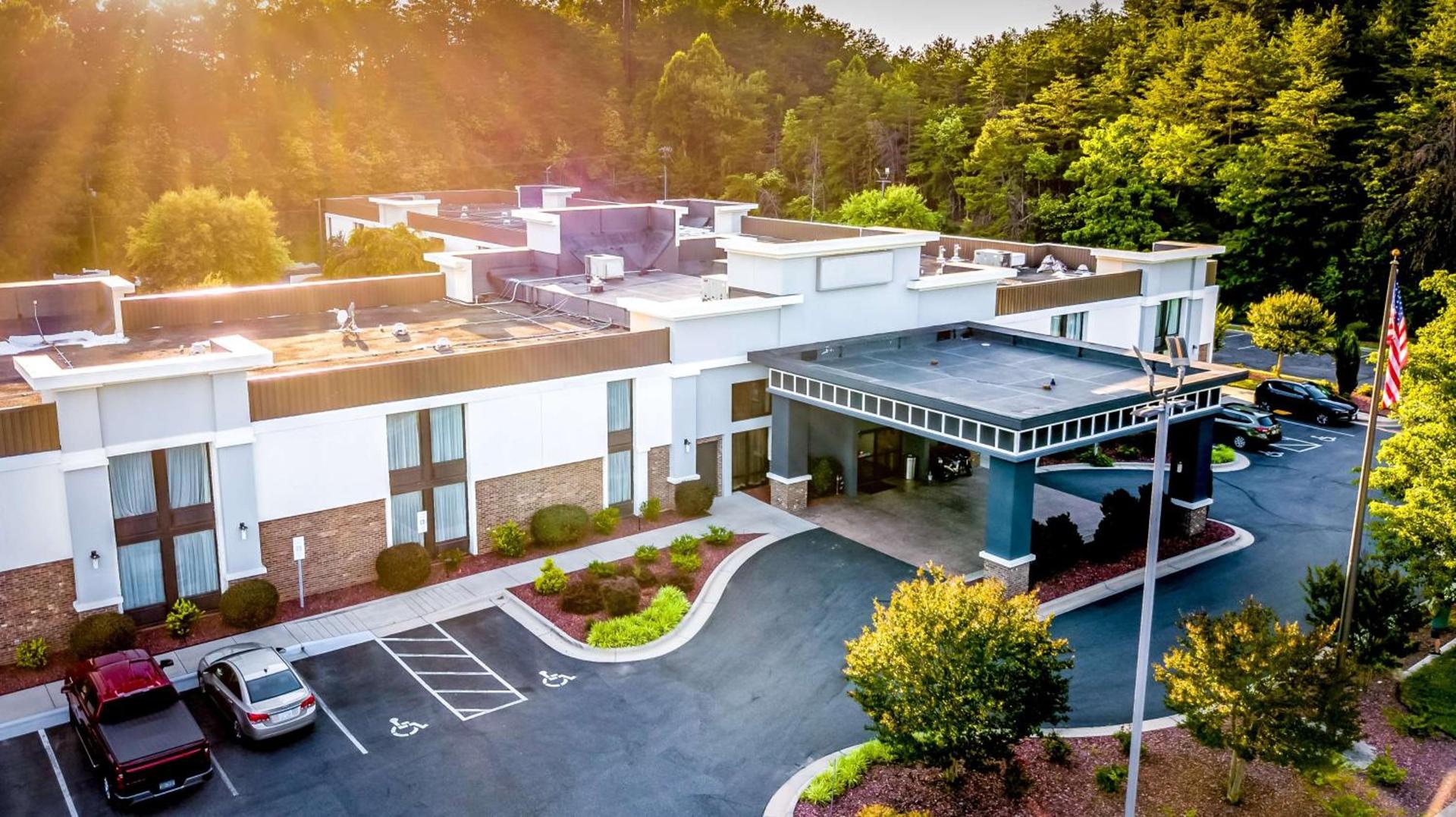 Best Western Plus Yadkin Valley Inn & Suites photo 10