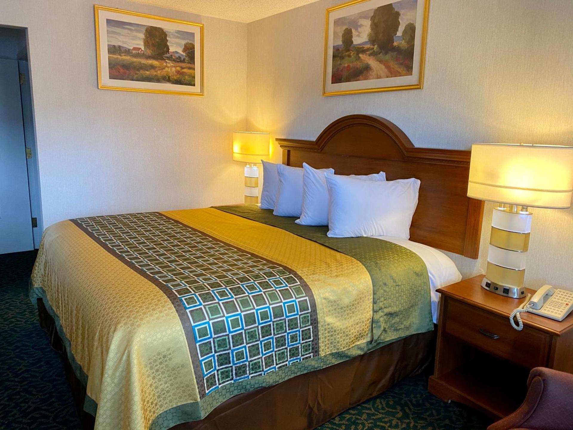 Harrisonville Inn & Suites — hotel in Harrisonville