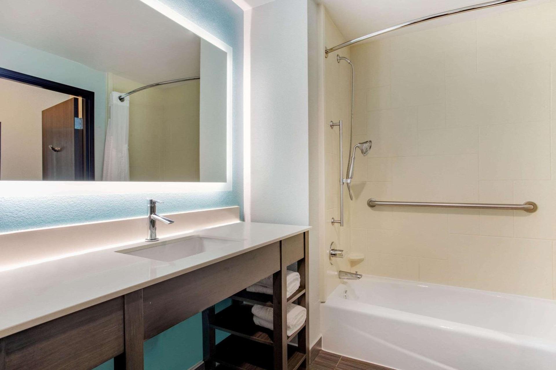 La Quinta Inn & Suites by Wyndham Northlake Ft. Worth photo 36