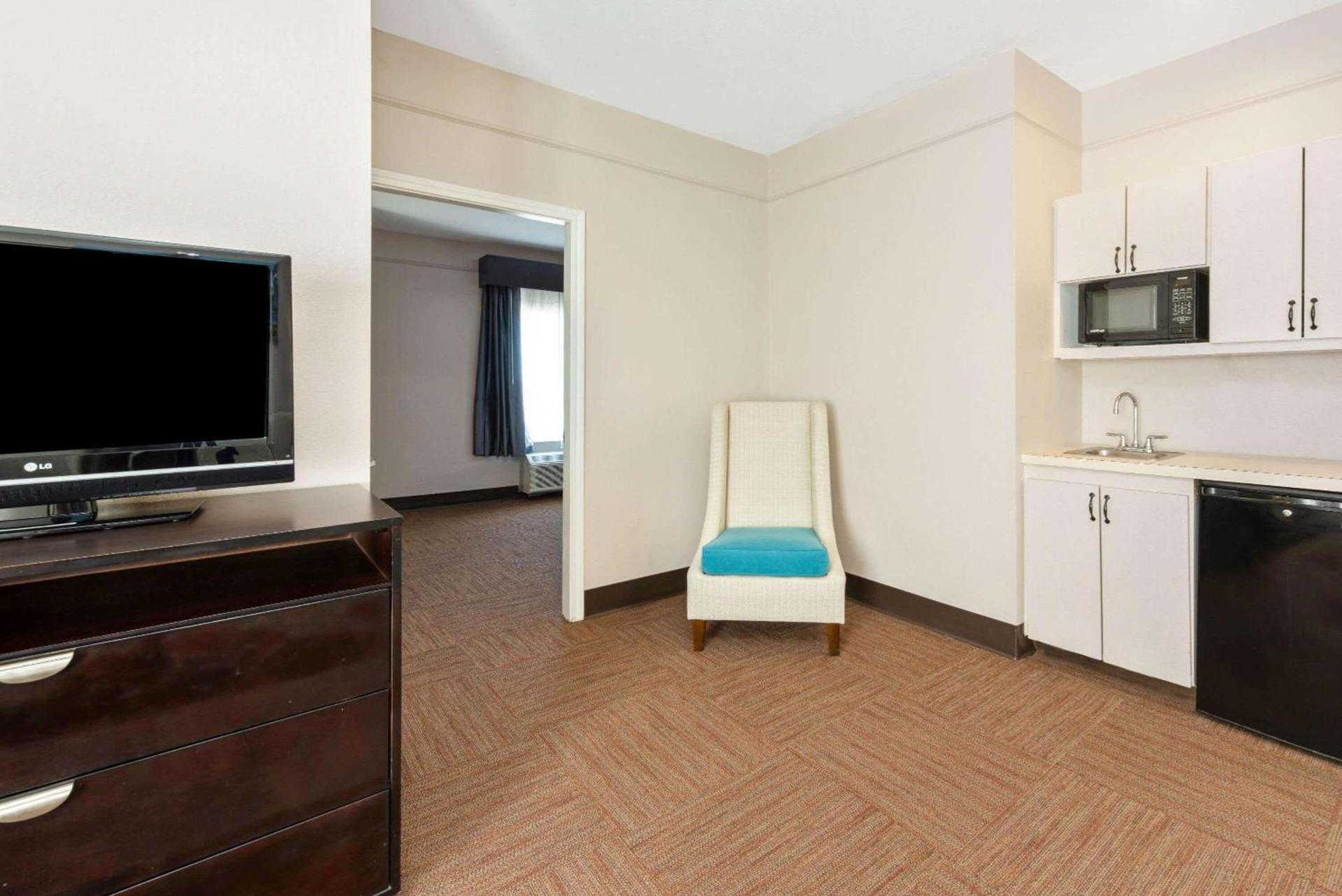 La Quinta by Wyndham Winnie photo 25