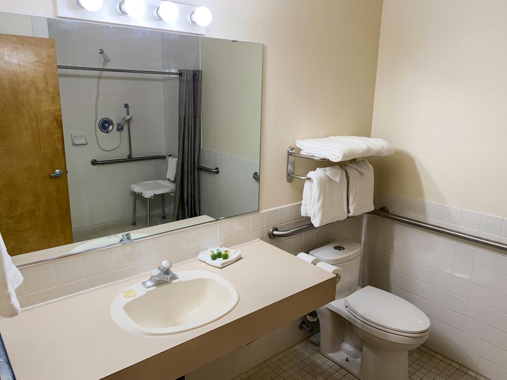 Sisters Inn & Suites photo 8