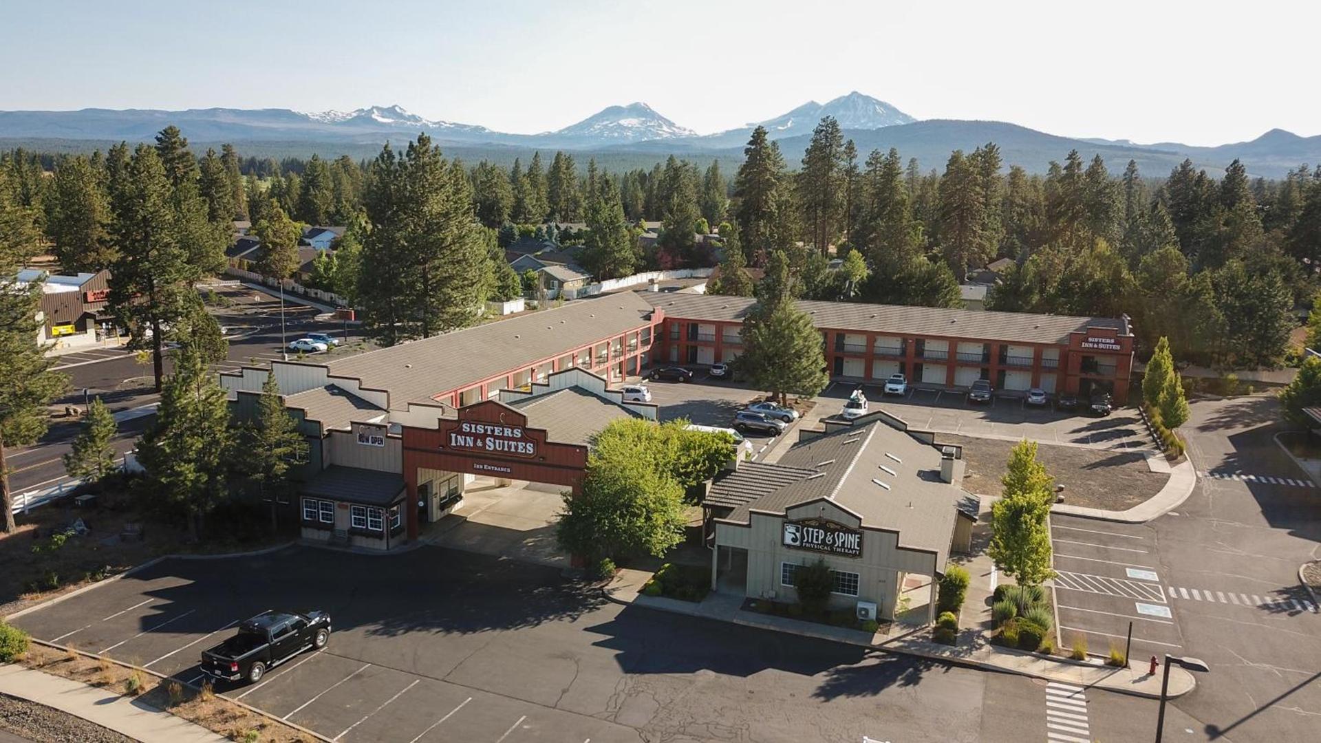 Sisters Inn & Suites photo 9