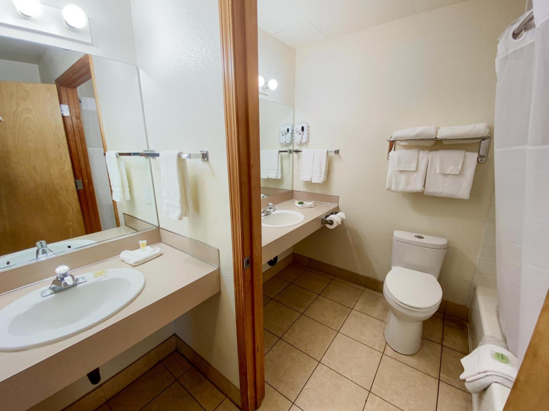 Sisters Inn & Suites photo 10