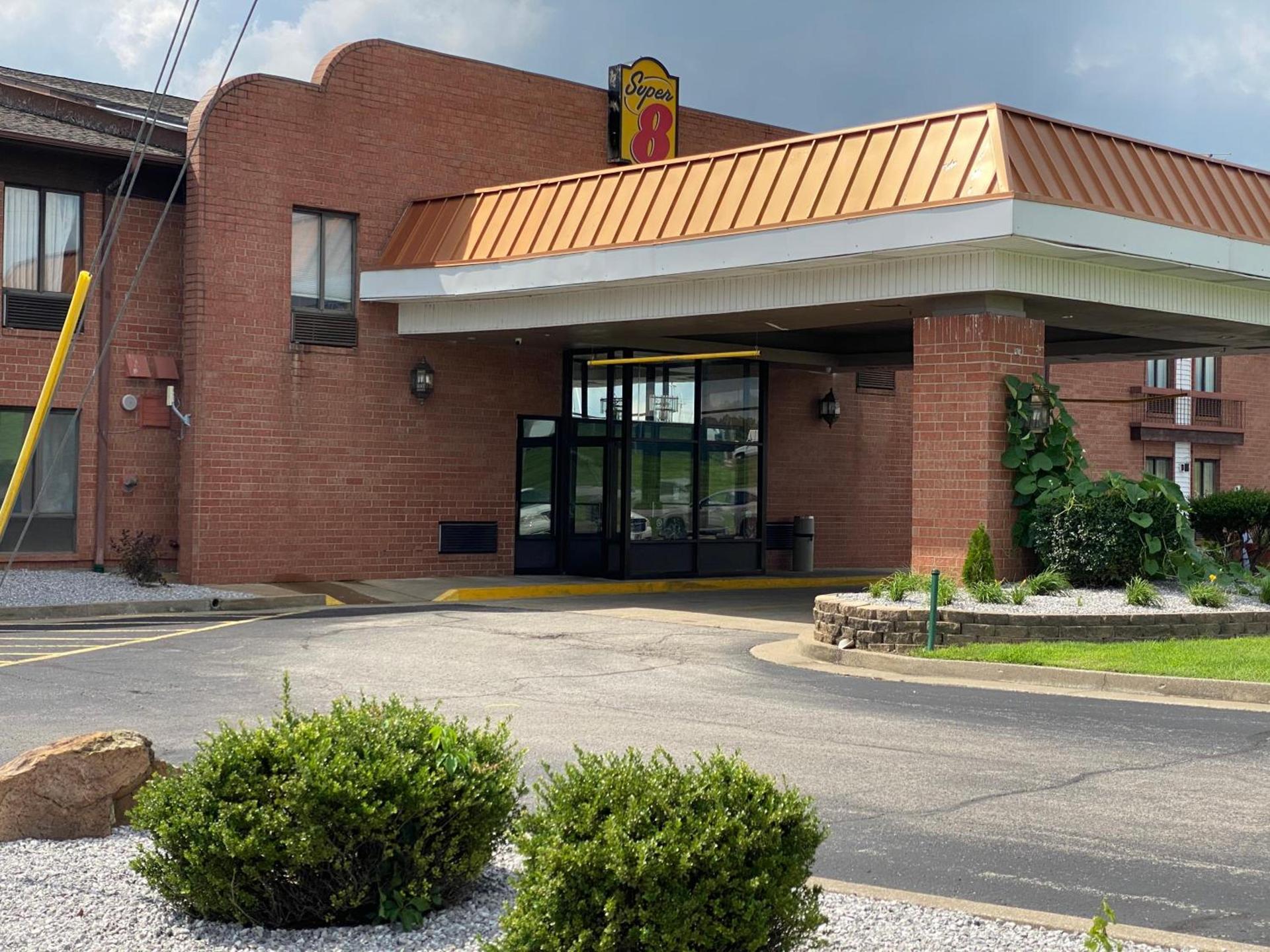 Super 8 by Wyndham Metropolis photo 32