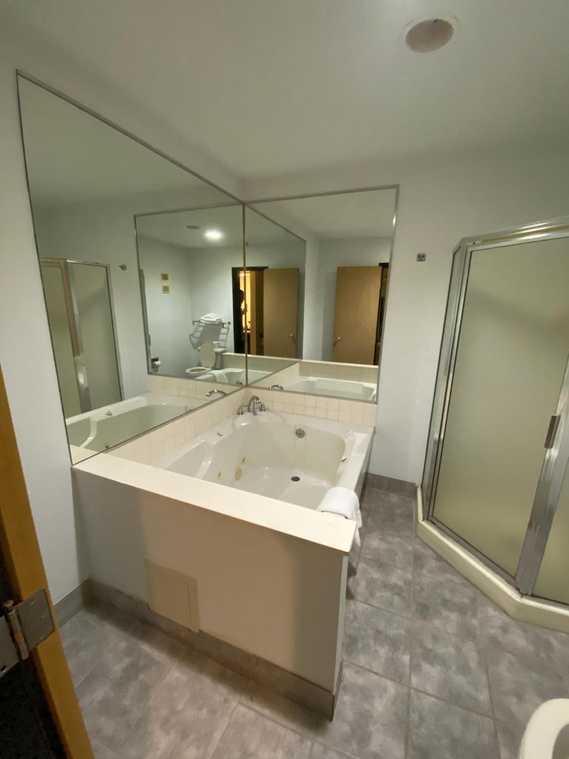 Super 8 by Wyndham Metropolis photo 28